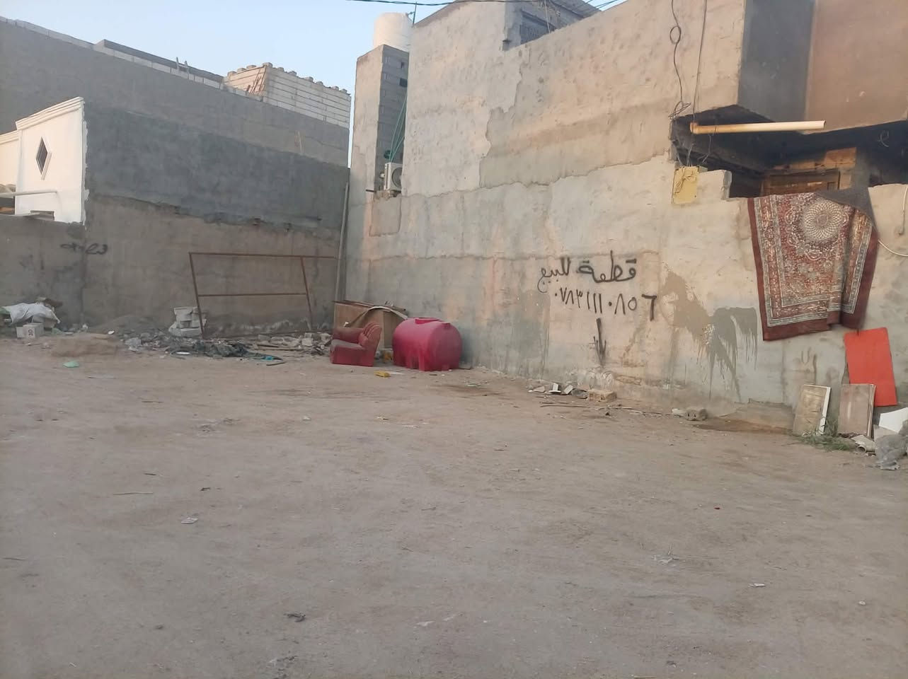 السلام عليكم للبيع قطعه أرض مساحه 130 متر سند 25 تحويل بسم المشتري ثاني يوم تصلح حسينيه لخدمة الزوار أو سكن قطعه مدفونه وكامله وخدمات كامله ماء كهرباء مولده ذهبي مجاري السعر 30 وبيه مجال / الرقم للاستفسار ***********
