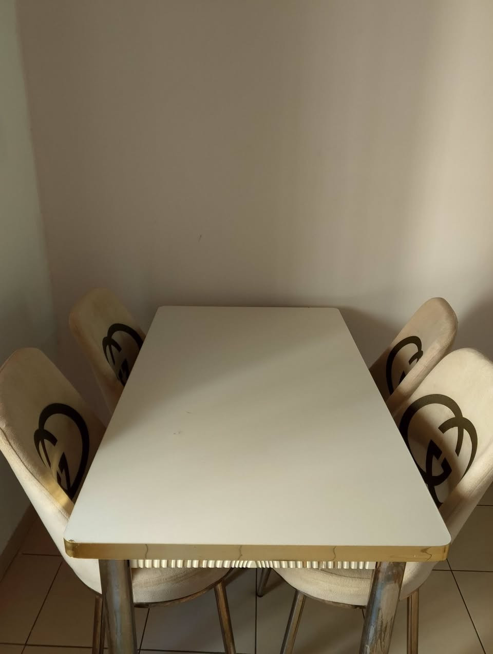 ميز طعام للبيع 4 كراسي نظيف جداً سعره مناسب
***********
