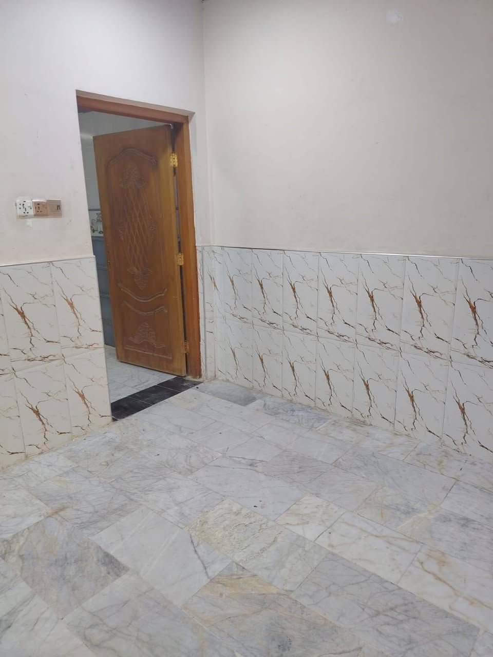 شقة للايجار في مناوي لجم خلف مطعم ورق عنب قرب مول الخورة الجديد
طابق أول بناء نظيف تحتوي غرف ٢ + صالة + مطبخ + صحيات 
سعر الاجار ٥٠٠ ألف دينار
تصلح لسكن الطلاب والعمال والموظفين
للتواصل / ***********
