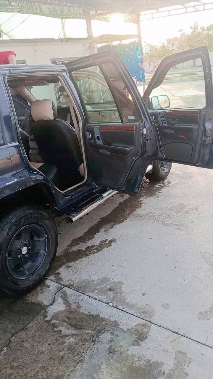 جيب شيروكي موديل 93 سنويه جديده كير محرك خير من الله ابيع قصط ونقد كلشي بسعره السعر شراي تصل ودلل ***********
