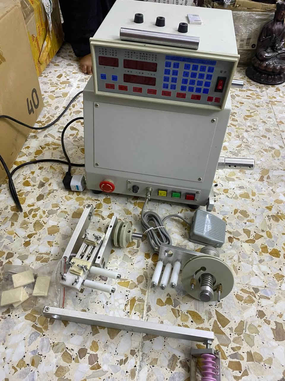 هذا الجهاز هو ماكينة لف أسلاك (الملفات والمحركات) أوتوماتيكية بنظام التحكم الرقمي (CNC)، وتُعرف بالإنجليزية باسم CNC Automatic Coil Winding Machine (مثل الموديلات الشهيرة LY-810).تُستخدم هذه الماكينة في الورش والمصانع الصغيرة للفّ الأسلاك النحاسية المطلية بدقة عالية حول البكرات لصناعة المكونات الكهربائ التواصل واتساب ***********
