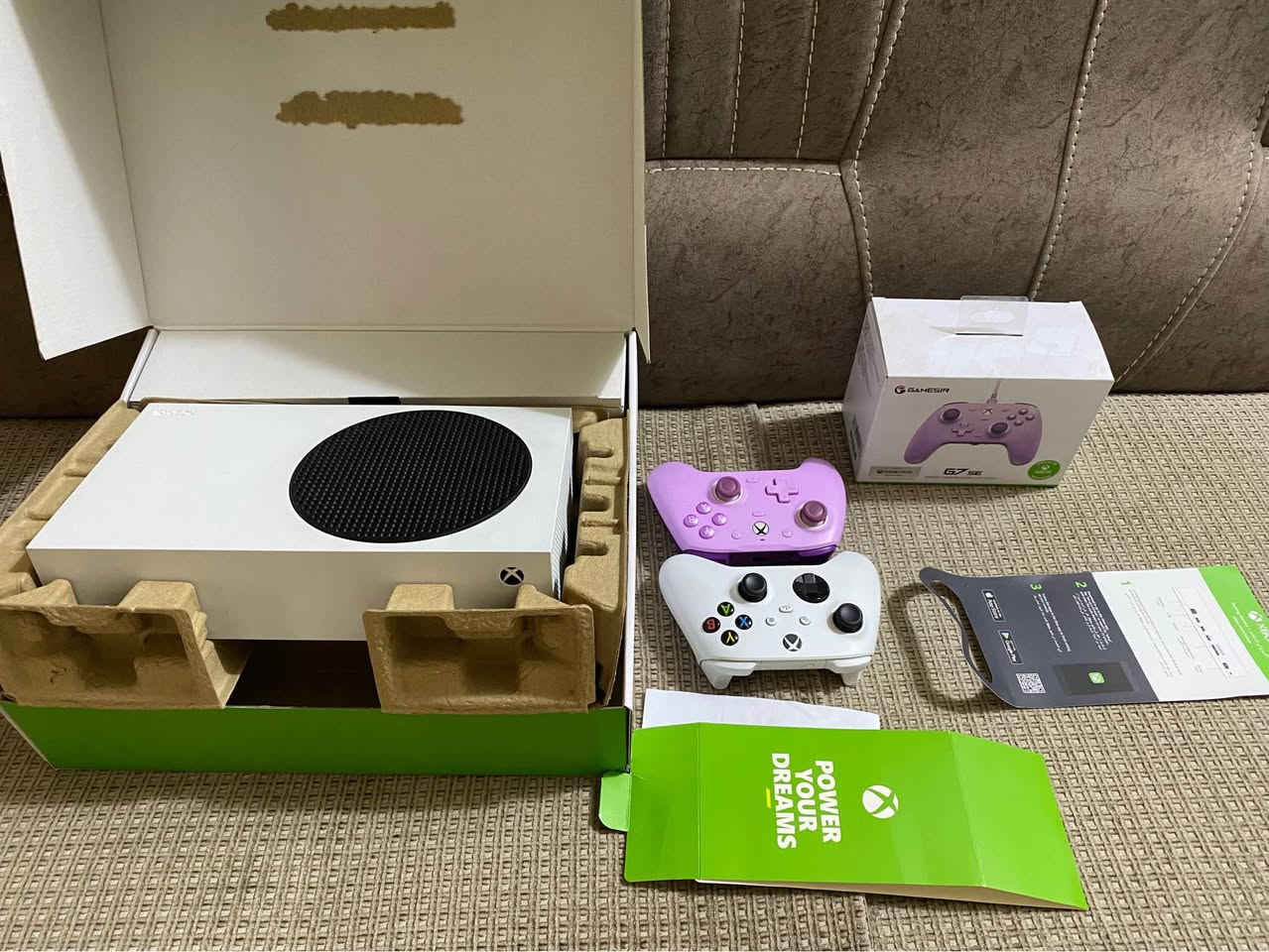 السلام عليكم اخواني عندي Xbox series S اخو الجديد نظافة 100% مثل موضح بالصور جهاز لوك حتى كتيبات الشركة ويا والكارتونة بحالة ممتازة الملاحقات الي تجي ويا:
1-جوستكين الاصلي الي ويا الجهاز ونظافتة مثل مموضح بالصور وجوستك گييم سير 
2- جميع ملحقاتة الاصلية كيبل ال HD والباور مالتة الي تجي ويا الجهاز 
3- الكارتونة وجميع الملصقات والكتيبات مال الشركة 
4- يجي ويا حسابين بيهم 9 العاب اصلية مشتريهم من داخل الجهاز من ضمنهم gta 5, ريديد 2,gta 4 مع كامل الاضافات,باتل فيلد 4, كول اوف ديوتي  وبعد هواي هواي العاب وايضاً يجي ويا گيم باس 6 شهور. للتواصل خاص او على الرقم *********** بغداد, العراق

