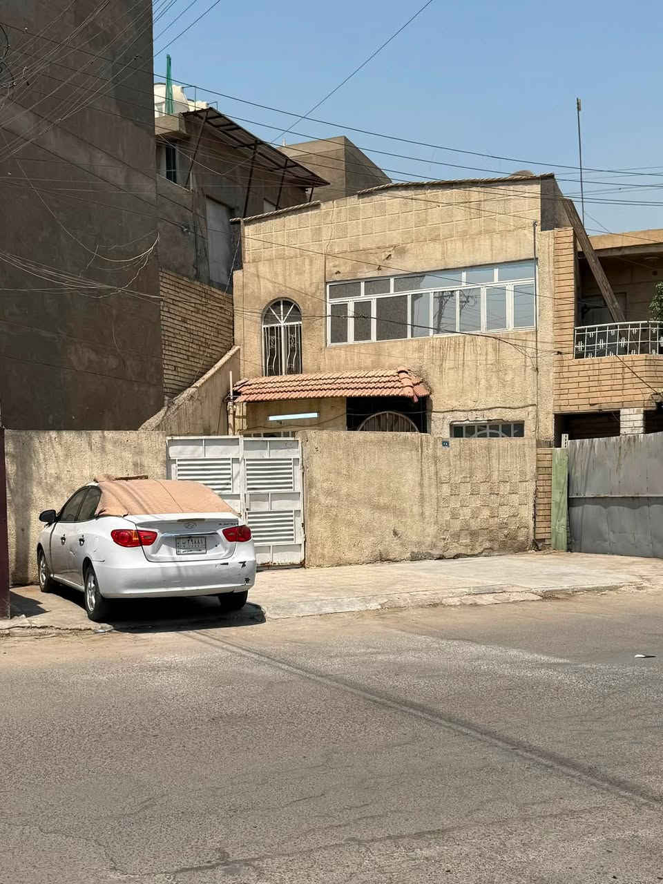 بيت للأيجار 150م 3 غرف ومطبخ وصاله على شارع عريض موقع المشتل قرب شارع الحاسبه ***********
