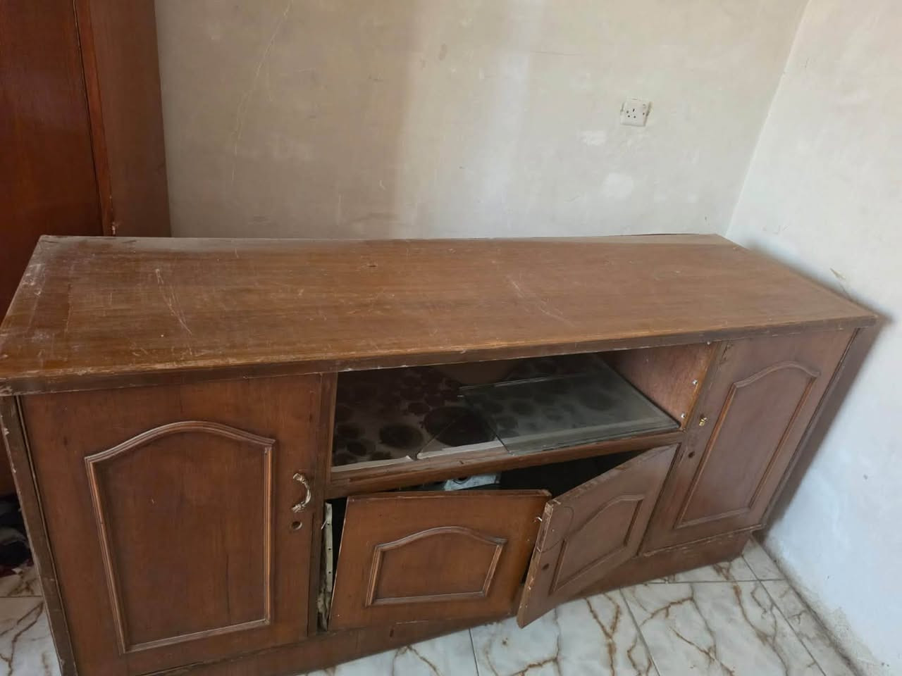 السلام عليكم عندي هاي بوفيه ولمعرض ثنينهن ب70 عنوان الشعب ***********
