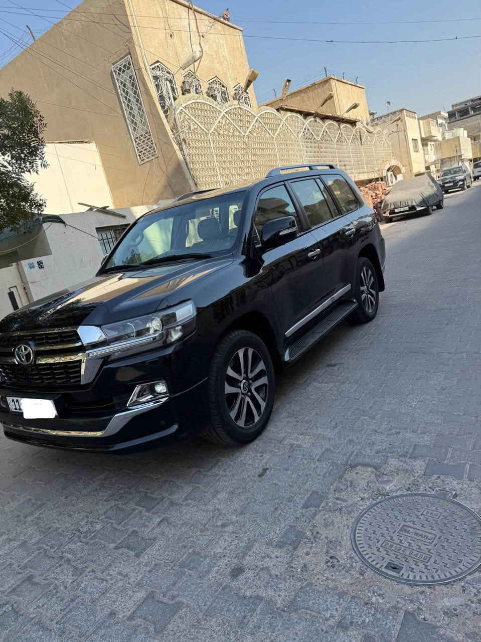 سلام عليكم للبيع تيوتا لاندكروز موديل 2019 وكاله ساز فول مواصفات ماشيه 63 كيلو متر 
السياره مكفوله من الصبغ والتبديل 
السعر 49،500$دولار رقم بغداد مكان السياره بغدادالمنصور الرقم ***********
