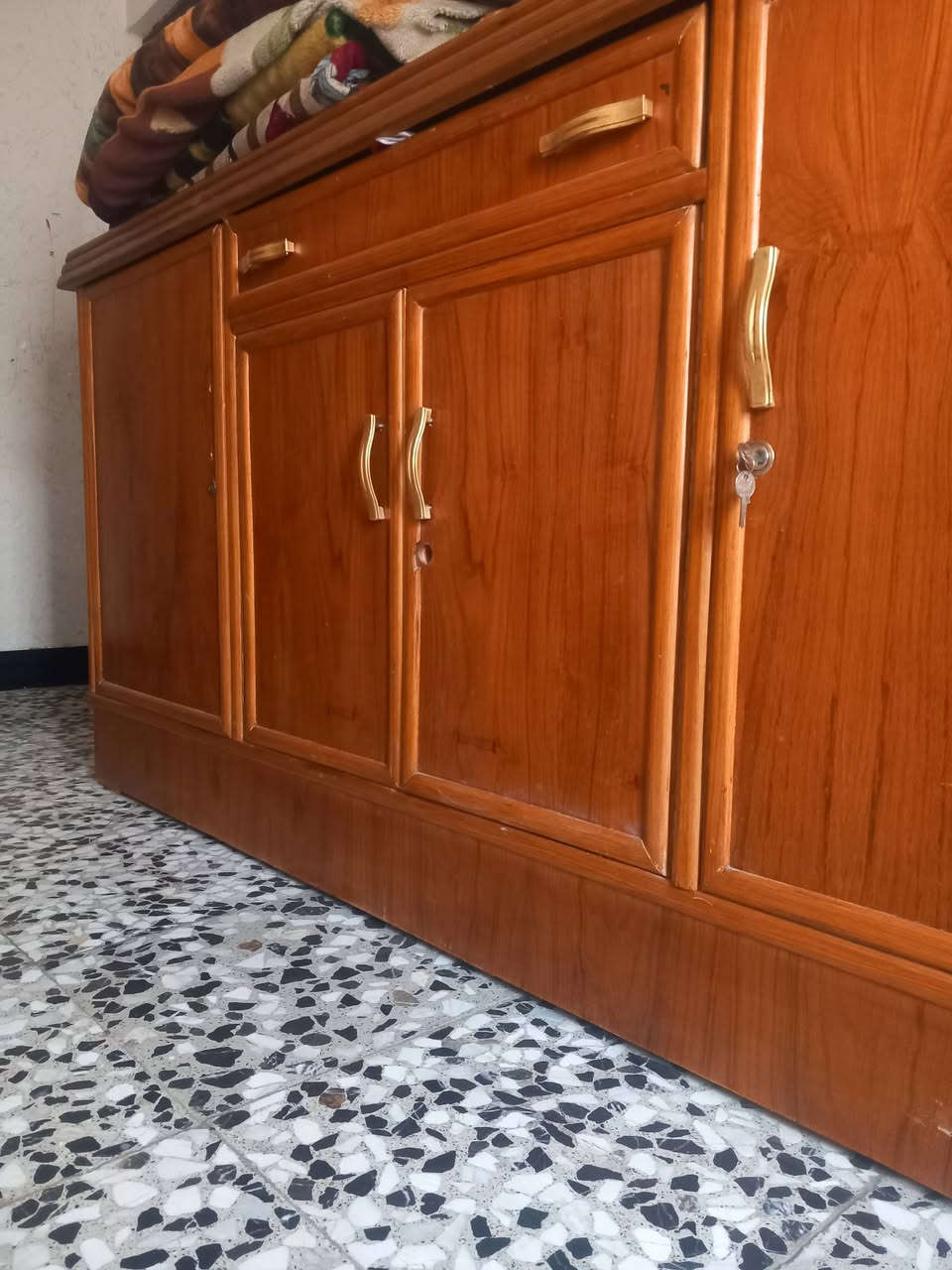 بوفيه جديده ٤ابواب وجرار كبير شغل درجه اولى لا ضربه ولا شخط نضيفه حيل السعر ١٥٠ وبيه مجال الاتصال على الرقم *********** و*********** واتساب
