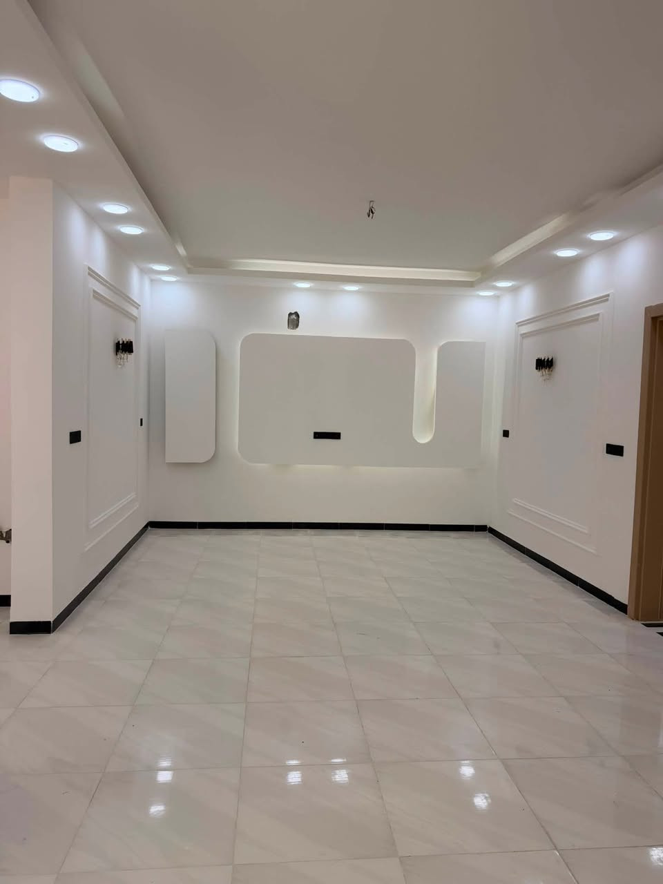 ‏يوجد بيت زراعي مساحة 200 متر داخل مجمع حيدر بن حجي هندي البنيان حديث ودرجة أولى يحتوي البيت على غرفتين وصالة واستقبال ومطبخ ومجمع صحية داخل وخارج العنوان حي الجامعة داخل مجمع حيدر بن حجي هندي الاستفسار أكثر الاتصال على الرقم *********** ￼
