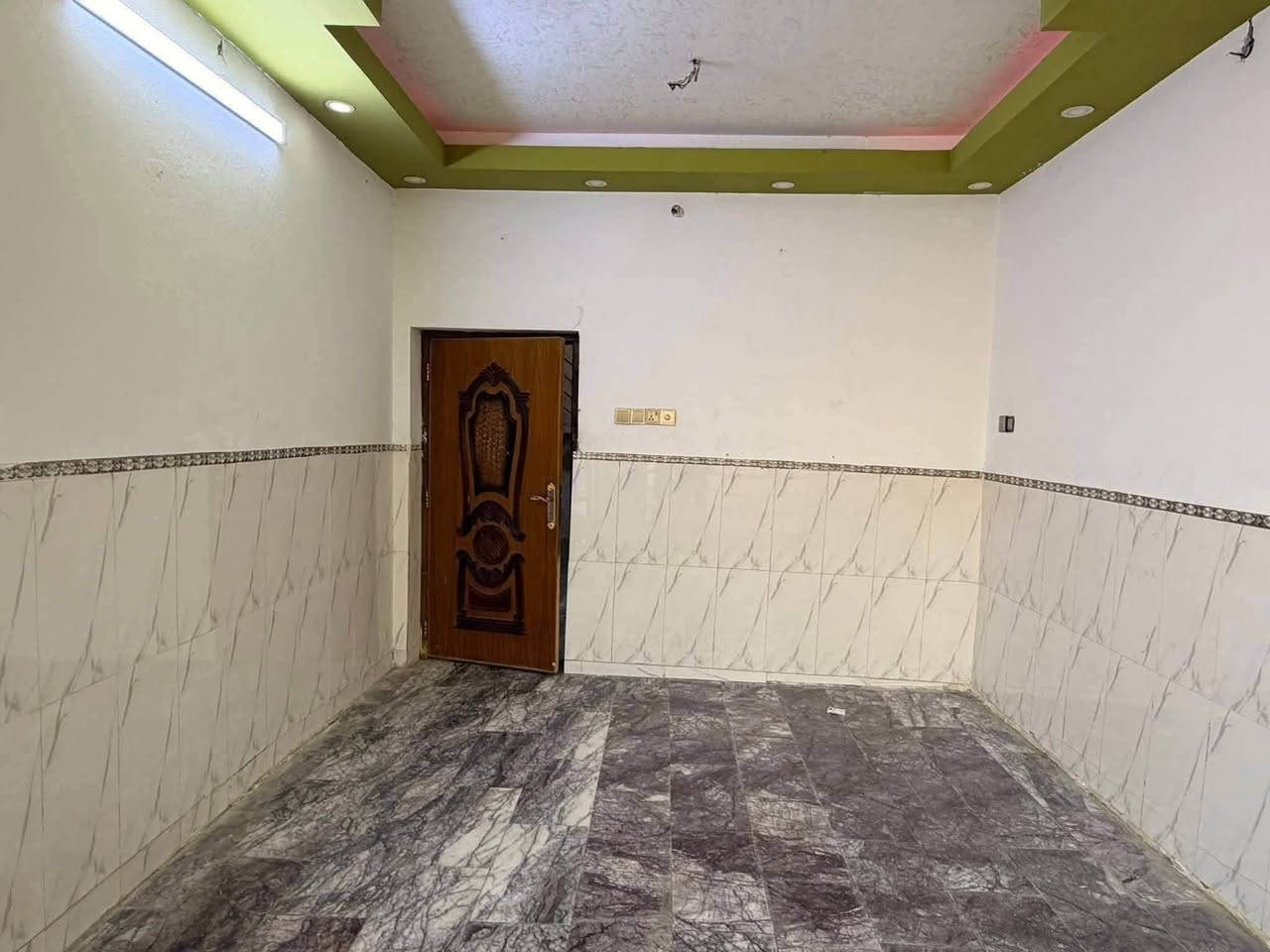 دار للبيع
حله شارع ٨٠ كربلاء حي القضاة 
يبعد عن الشارع العام ٧٥ متر
بناء حديث 
خدمات كامله مجاري تبليط 
المساحه ١٥٠ متر
المحتويات ٤ غرف نوم + صاله ومطبخ وصحيات داخليه وخارجيه ومنور ممر 
واستقبال ارضيه مرمر سيراميك هزاره نص الحايط كهرباىيات حديثه 
للاستفسار الاتصال 
***********
