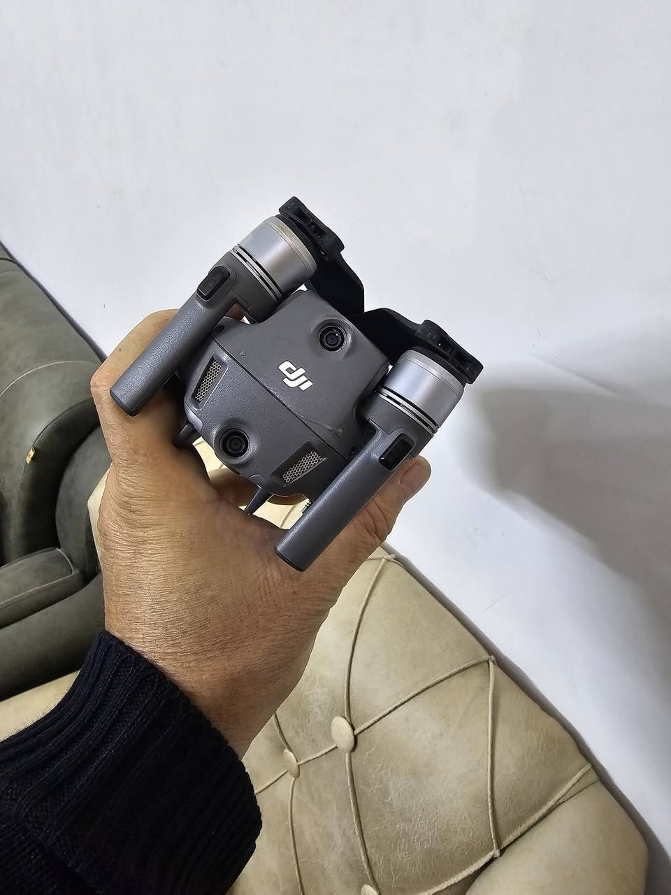 مافيك 2برو درون نضيفه جدا بطاريه وحده اصليه جديده وشاحن رباعي وشاحن سياره مع كامل ملحقات للاسفسار ***********
