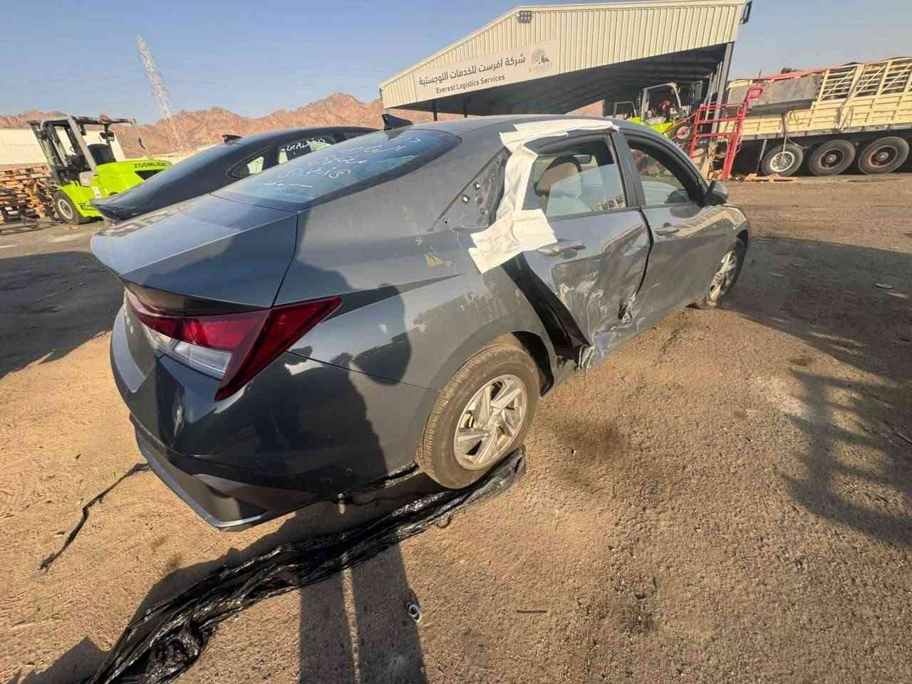 للبيع: هيونداي النترا 2024 SE وارد أمريكي (الشكل المحدث)
1. مواصفات المحرك والأداء:
المحرك: 2.0 ليتر تنفس طبيعي، 4 سلندر (2.0L MPI).
القوة والعزم: 147 حصان والعزم 132 رطل-قدم.
الكير: أوتوماتيك CVT (نظام IVT الخاص بهيونداي).
نظام الدفع: أمامي (FWD).
صرفيات البنزين: اقتصادية جداً وممتازة بالمصرف.
2.  المواصفات والداخلية (فئة SE):
التشغيل: سويتش (مفتاح يدوي عادي) مو بصمة.
الشاشة: شاشة وسطية لمس 8 إنش تدعم أبل كاربلاي واندرويد أوتو.
العدادات: شاشة معلومات 4.2 إنش بين العدادات التقليدية.
الكوشن: قماش.
التكييف: يدوي عادي (منطقة واحدة).
التايرات واليل: ويل كيجل (جنوط) ألمنيوم قياس 15 إنش.
3. مواصفات الأمان والسلامة:
رادار أمامي وتنبيه قبل الاصطدام (FCA).
نظام الحفاظ على المسار والتنبيه عند الخروج منه (LKA / LFA).
رادار نقطة سوداء / عمياء (Blind-Spot Monitoring).
تنبيه حركة المرور الخلفية (Rear Cross-Traffic Alert).
وسائد هوائية (إيرباكات) كاملة أمامية وجانبية.
ملاحضة ( سيارة حرة واصلة بغداد بدون ترقيم. تصليح ) 
للتواصل على رقم ***********
***********
