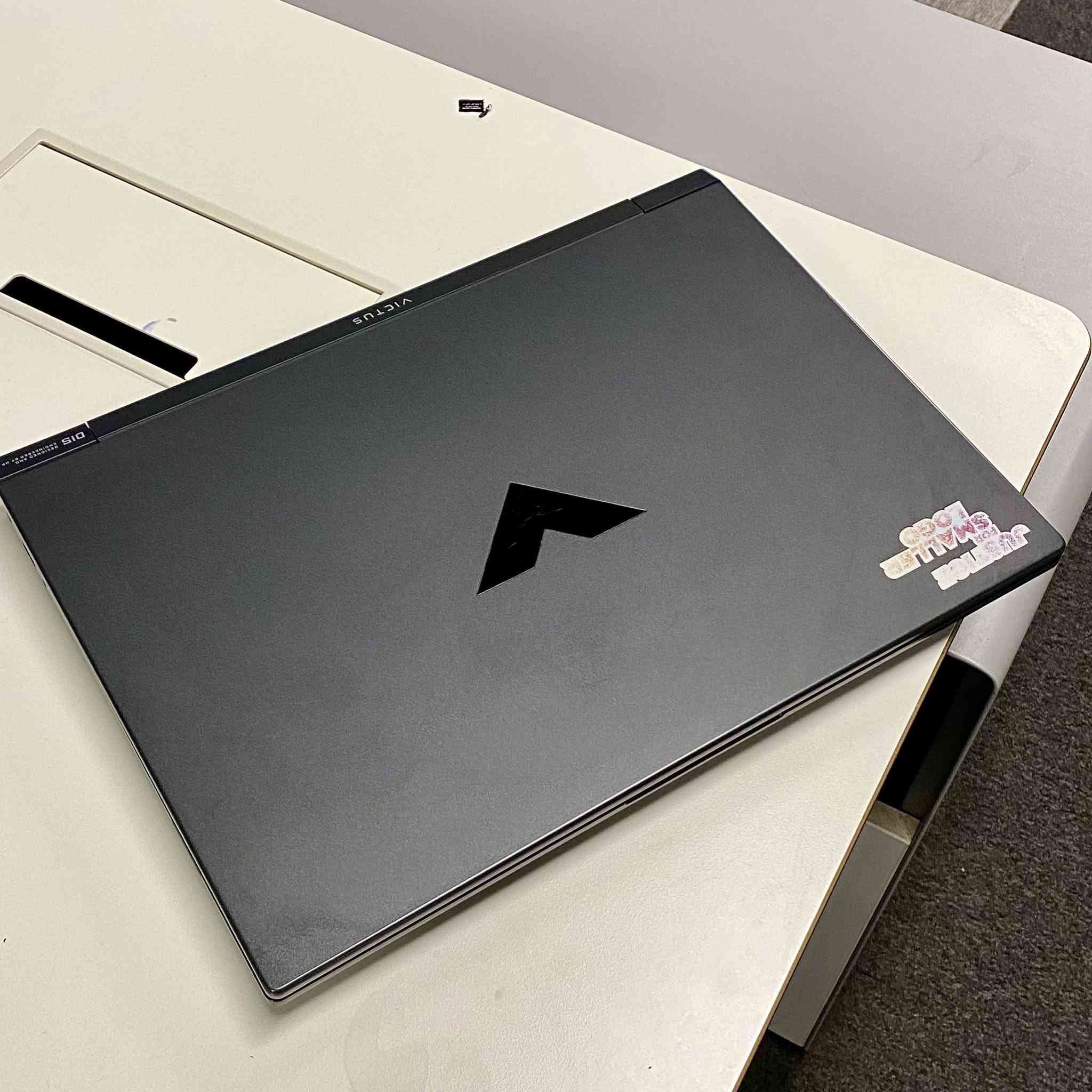 HP Victus Gaming 15 للبيع
لابتوب مناسب للتصميم، المونتاج والألعاب، ومستخدم شخصيًا في العمل على برامج Adobe والألعاب.
المواصفات:
HP Victus Gaming 15
Intel Core i5-12450H – الجيل 12
RAM 8GB DDR4 بسرعة 3200MHz
512GB SSD
كارت شاشة منفصل 4GB
شاشة 15.6 إنش بدقة FHD وبتردد 144Hz
Windows 11 Pro
الجهاز أستخدمه حاليًا في التصميم والمونتاج على برامج Adobe مثل Photoshop وIllustrator وPremiere Pro وAfter Effects، وكذلك في تشغيل الألعاب الثقيلة.
مناسب لشخص يريد جهاز يجمع بين العمل الاحترافي والألعاب، وخصوصًا أن شاشة 144Hz تعطي سلاسة أعلى أثناء اللعب والاستخدام اليومي.

السعر: 430$
المكان: النجف
للتواصل: ***********
