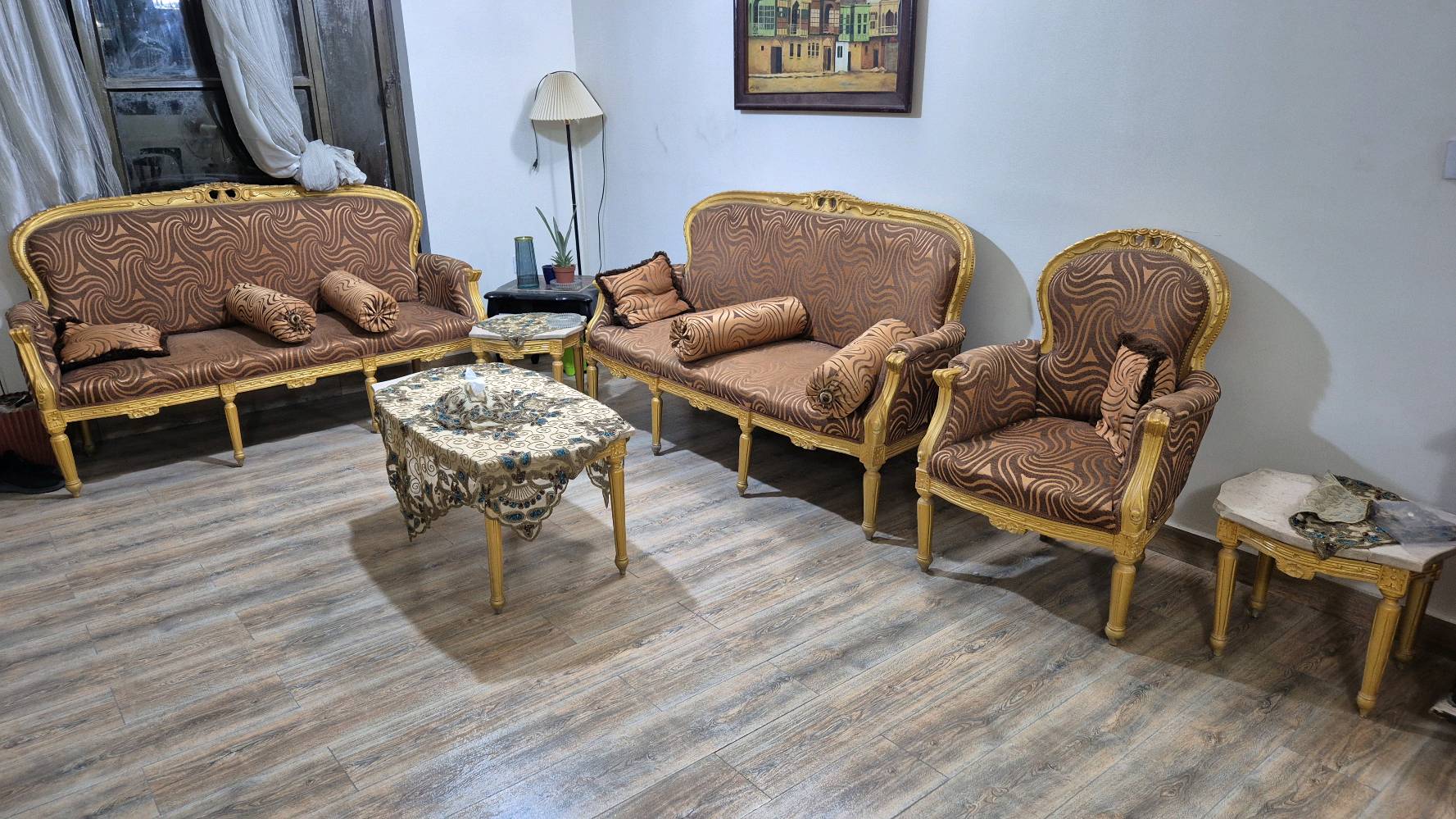 تخم مستعمل بحاله جيده جدا مع الطاولات عدد ٤ + طاوله تلفزيون
