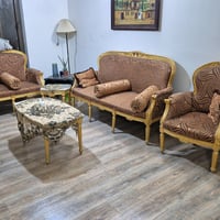 تخم مستعمل بحاله جيده جدا مع الطاولات عدد ٤ + طاوله تلفزيون