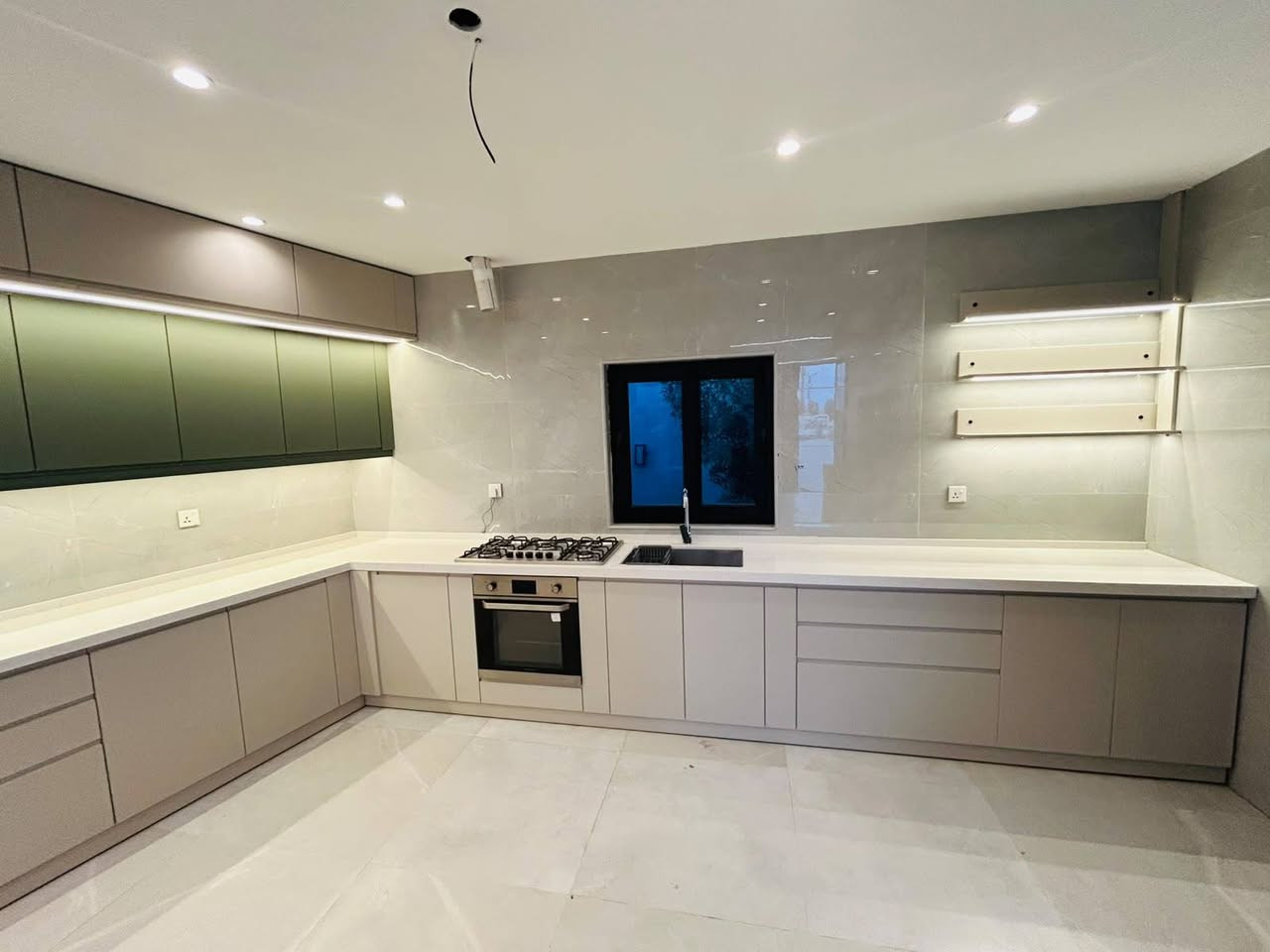 مساء الخير....
عندما يتم اختيار تصميم مميز والوان هادئة وجميلة وشركة ذات خبرة في عالم النجارة الحديثة تصبح النتائج مبهرة....
#آخر اعمالنا في مزارع شركة شمس الرافدين 
الداخل خشب بلايود ضد الماء وكابينة السنك فوم ضد الماء نهائيا 
الابواب من شركة سليكا الألمانية حصريا 
السطح كوارتز طبيعي والسنك ستل ستيل غذائي 304 
الإنارة لد بروفايل 24 فولت 
المفاصل و سكك الجرارات هيدروليكية

للاستفسار اكثر يرجى الاتصال بالرقم 
***********
او زيارة مقر الشركة الكائن في بغداد مجمع بسماية السكني مجاور مستشفى الجامعة اللبناني
