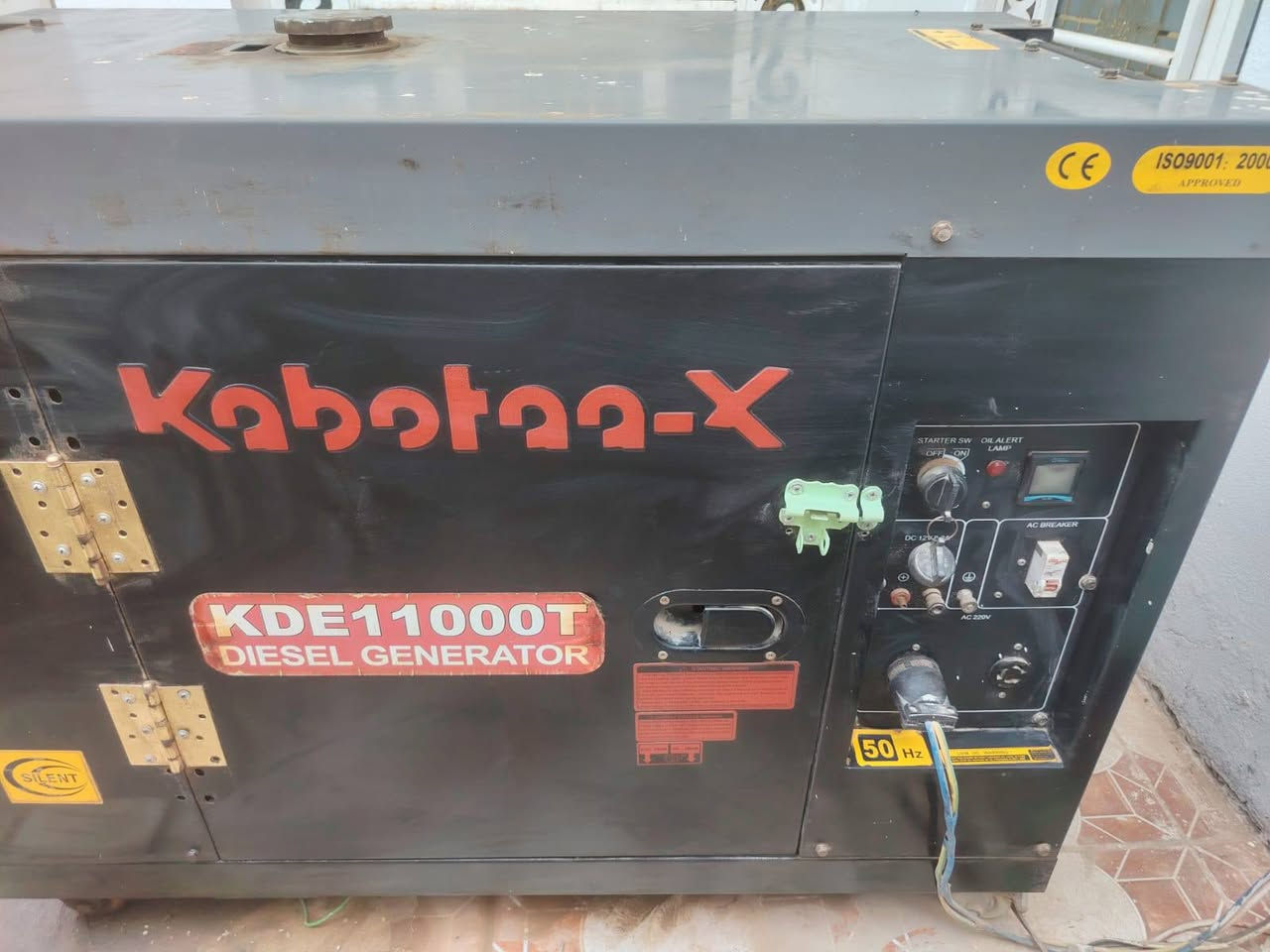 ⚡ مولدة ديزل كاتم صوت للبيع - بحالة ممتازة ⚡
المواصفات:

​الماركة والموديل: Kabota-X (KDE11000T)

​النوع: ديزل (Diesel) - كتم صوت (Silent)

​التردد: 50 Hz

​ساعات التشغيل: 559 ساعة عمل فقط (حسب العداد الرقمي)

​المميزات: 

​نظام تحذير تلقائي عند نقص الزيت لحماية المحرك

​قاطع دورة أمان (AC Breaker)

​هيكل قوي ومظلة كاتمة للصوت مناسبة للاستخدام السكني والتجاري

​جاهزة للعمل والتشغيل الفوري

​📞 للتواصل والاستفسار: ***********

📍 الموقع: [الديوانية ]

💰 السعر: [مليون دينار]
