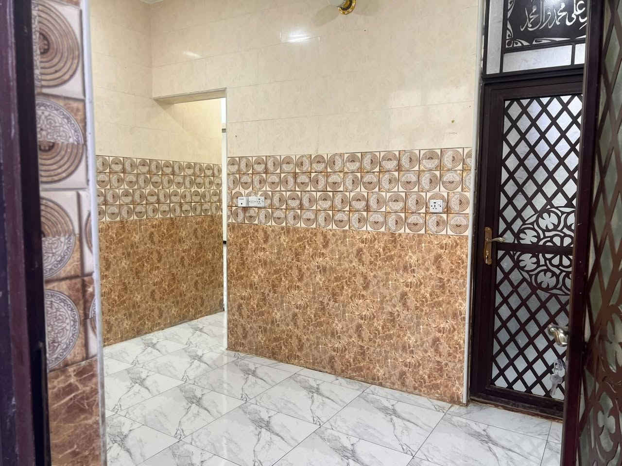 السلام عليكم
يوجد مشتمل الايجار على شارع 40 قريب على عمارة القند الرمادي تكون من غرفتين نوم واستقبل ومطبخ وصحيات داخلية وخارجيه
السعر الايجار 350الف وبي مجال 
الاستفسار والاتصال
 ***********
