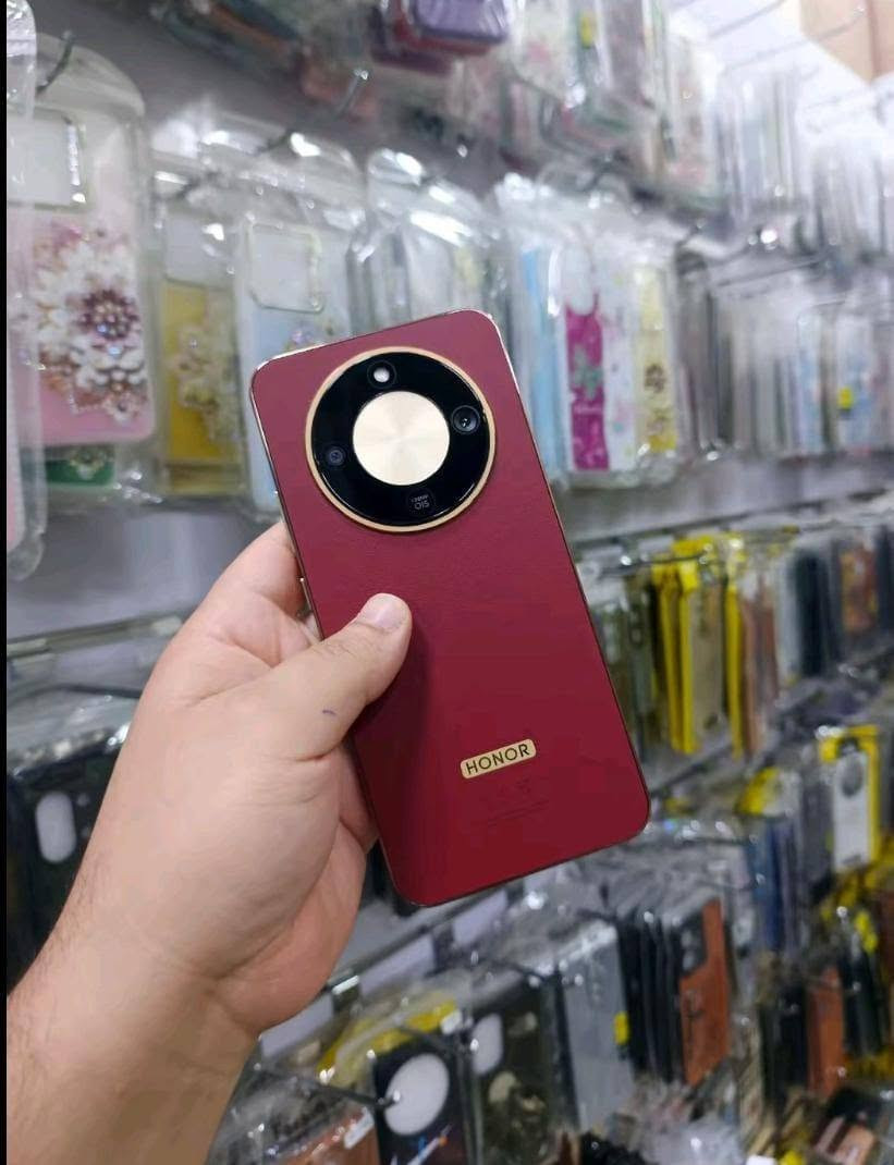 🔥 **HONOR X9d — قوة  وأناقة في هاتف واحد!** 🔥

📱 **شاشة OLED بحجم 6.79 إنش**
✨ دقة 1.5K — سطوع يصل إلى **6000 شمعة** — وتحديث **120Hz**

🔋 **بطارية ضخمة 8300mAh**
⚡ شحن سريع **66W** مع دعم الشحن العكسي

📸 **كاميرا 108MP مع OIS**
🤖 مدعومة بالذكاء الاصطناعي لتصوير أكثر وضوحًا وثباتًا
📹 تصوير فيديو بدقة تصل إلى **4K**

🚀 **معالج Snapdragon 6 Gen 4** بتقنية تصنيع 4nm
💾 **12GB RAM + 256GB** تخزين

🛡️ **مصمم للتحمل**
💥 مقاومة للسقوط حتى **2.5 متر** في اختبارات HONOR
💧 مقاومة الماء
🌪️ مقاومة الغبار 
#هاتف_مستخدم_نظافه_جيد_جدا_مع_ضمان
للتواصل***********

🔥 **HONOR X9d — هاتف مصمم ليصمد ويستمر!**
