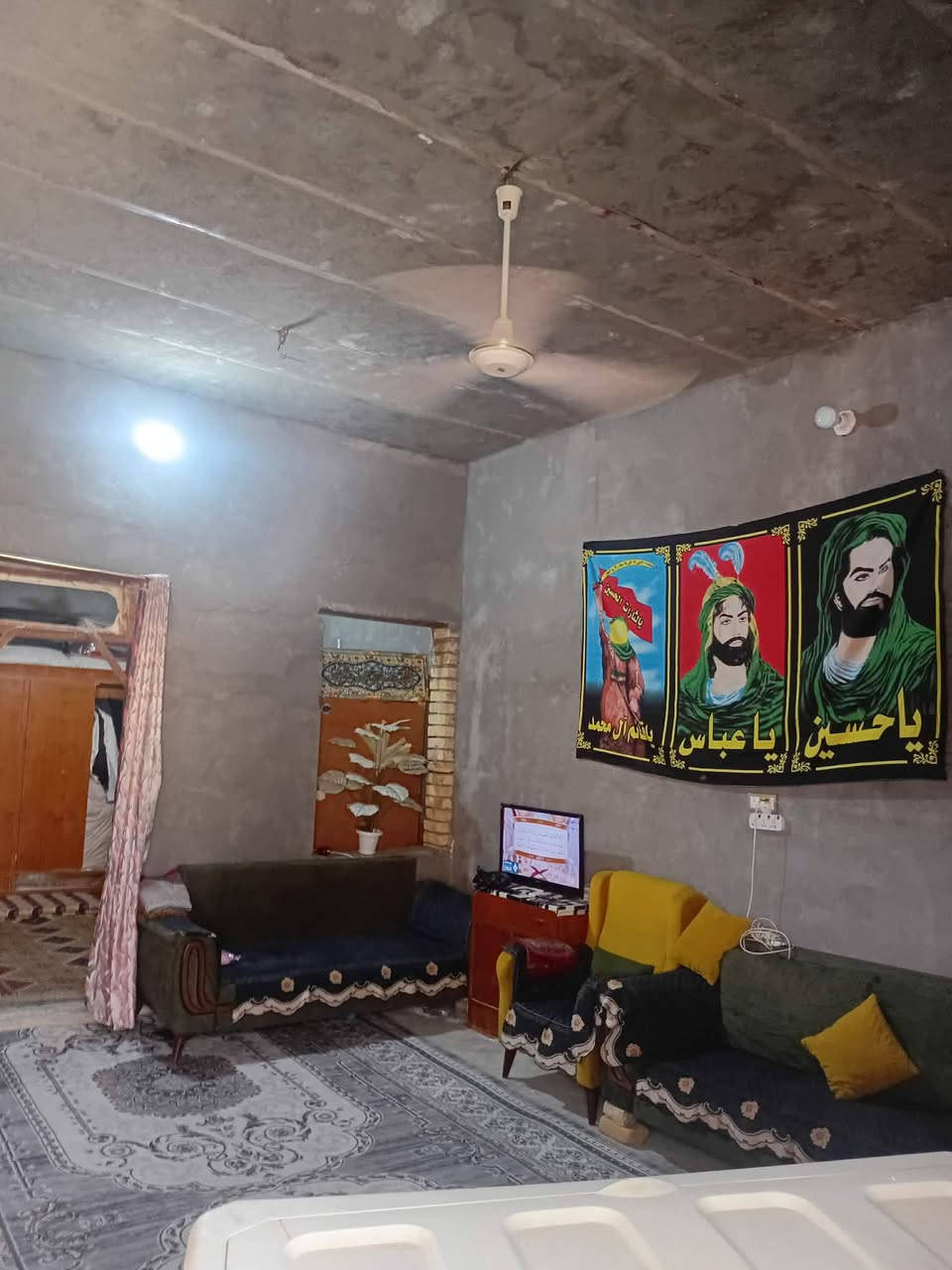 بيت ٢٠٠ متر 
غرفتين 
وصاله
ومطبخ
وصحيات خارجيه 
وساحه جبيره
السعر ٣٥ وبي مجال
للاستفسار
***********
