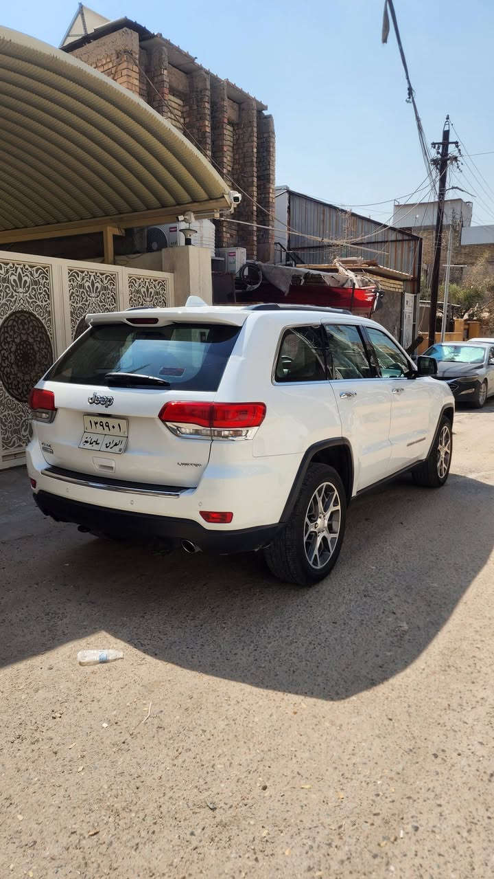 السلام عليكم للبيع جيب لمتدد limited 2019 خليجي

المحرك: 3.6 لتر 6 أسطوانات (V6) 

المواصفات:
*نظام دفع رباعي  4X4
*بخاخ ماء لعدسات الايتات الاميامية
*فتحة سقف بانوراما 
*الصندوق كهربائي
*ويل المنيوم قياس 20 انج
*شاشة التحكم الرئيسية لمس بنظام Uconnect  مع نظام ملاحة
*تحذير النقطة العمياء
*حساسات امامية وخلفية
*كاميرة خلفية دوارة
*نظام مانع تصادم خلفى اوتو بريك
*مقصورة الركاب من الجلد الفاخر
*المقاعد الامامية مبردة ومدفأة
*المقاعد الخلفية مدفأة
*مقاعدة امامية كهربائية 
*المقعد الامامي ذاكرة 
*نظام ابل كار بلاى و اندرويد اوتو لاسلكي
*نظام صوتي فاخر 9 سماعات من ALPINE
*دخول ذكي (بصمة)
*نظام التشغيل عن بُعد
*مرايا خارجية قابلة للطي كهربائيًا مدفئة
*مصابيح أمامية أوتوماتيكية مع مصابيح نهارية وكشافات ضباب LED 
*نظام التحكم التلقائي في الضوء العالى
*ماسحات زجاج أمامي حساسة للمطر
*انماط قيادة متعددة رياضية وللطرق الوعرة
*وسائد امان هوائية أمامية/جانبية/ خلفية.

مكفولة ما عدا بارد بسيط بالباب الخلفي والامامي جهة الراكب والصندوق موضح بالصور 

ماشية 117 الف كيلو متر رقم سليمانية
السعر المطلوب 250 ورقة 
مكان السيارة بغداد حي تونس
***********
