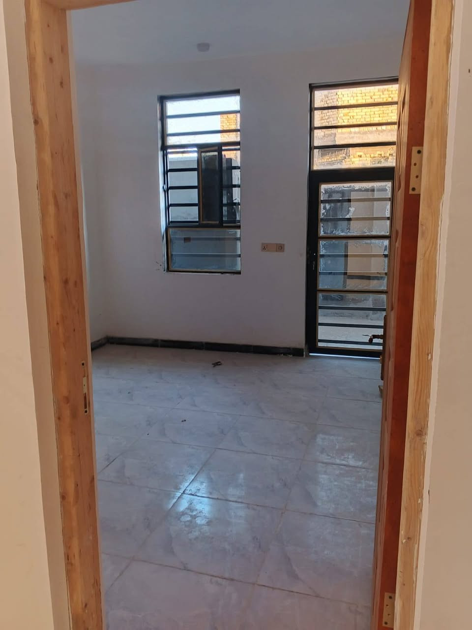 السلام عليكم دار سكن للبيع بالقرب من الشارع العام في الكوت منطقة حي الحكيم نزلة كالة او نزلة افران الهادي مساحتة 120م البناء طابوق درجة اولى والسقف صب مسلح والارضية والجدران سيراميك ويتكون البيت من غرفة وصالة واستقبال ومطبخ وصحيات داخلية وخارجية ومرقم من قبل البلدية السعر 45 وبي مجال الاستفسار الاتصال على هذا الرقم ***********
