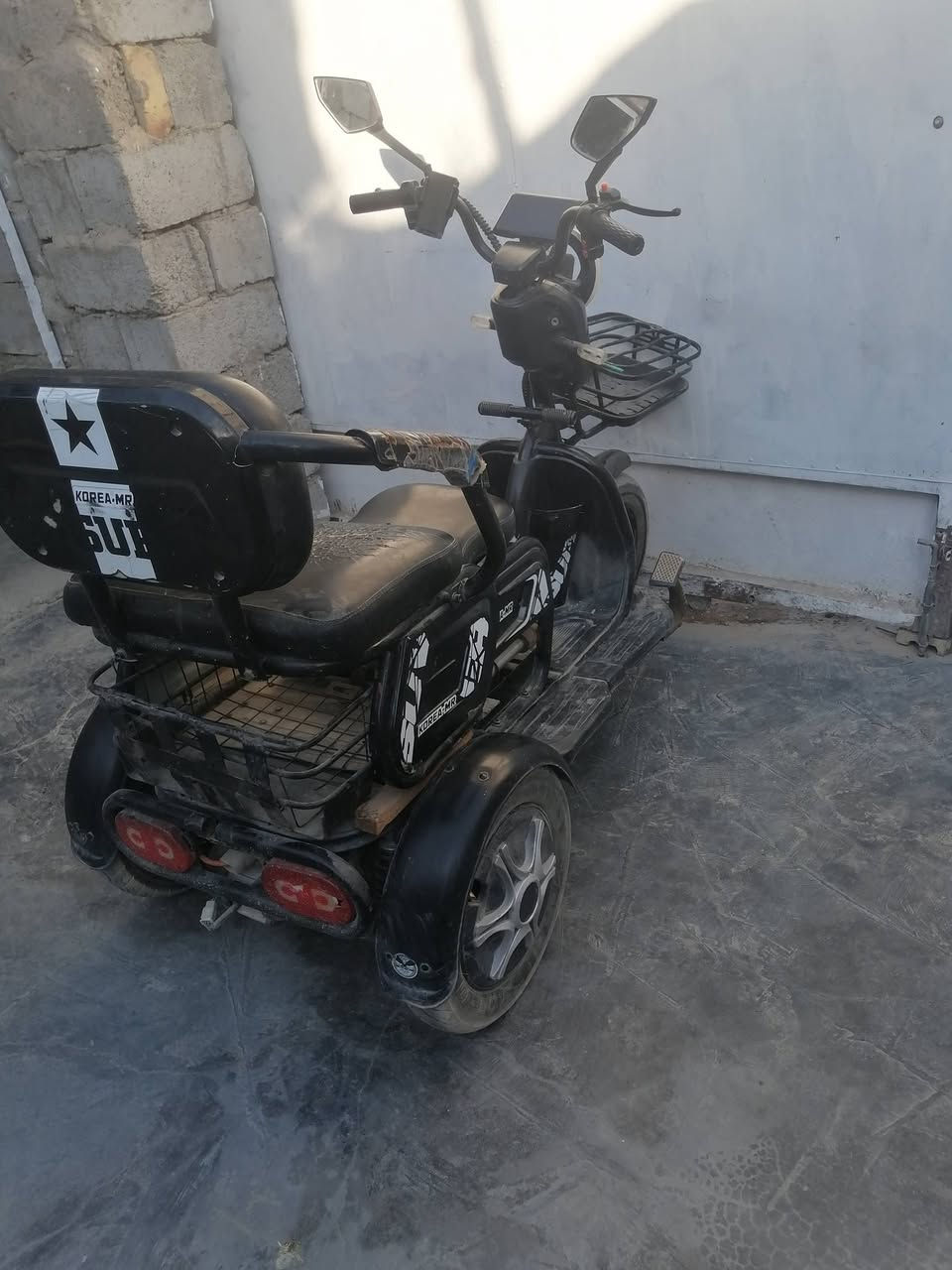 مكلف بال نشر
1دراجة حجم ١٦.
2خمس بطاريات دبل مثل مال ستوته مكفولات 
3تخم تاير3
4للايت عالي ناصي
5إشارة يمين يسار
6منفذ شاحن
7شاشه تاب
8مناقصها اي شيء
هواي بيها شغلات مذكرناهن 
مكان ابوغريب حي الرسالة
***********
