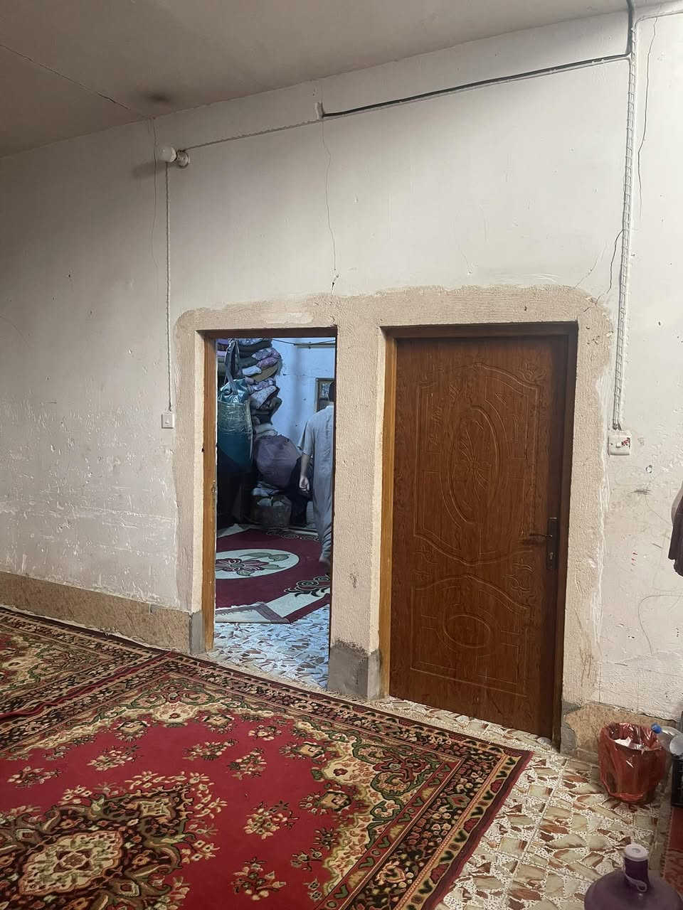 يااللله بيت للبيع المساحه 430متر زراعي سند 25يحتوي ع غرفه وصاله وستقبال ومطبخ البناء بلوك  العنوان طويريج بدايه الرشيده شارع البو حساني لاتصال ع الرقم ***********
