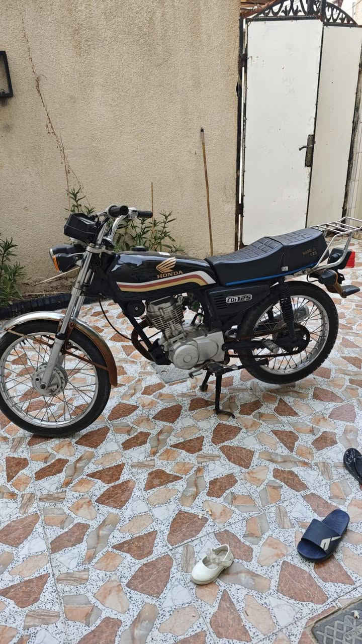 دراجة ايراني نضيفة الدراجة ادوات مكفولة
العنوان بصرة ابو الخصيب سعرها 600 وبيها مجال 
***********
