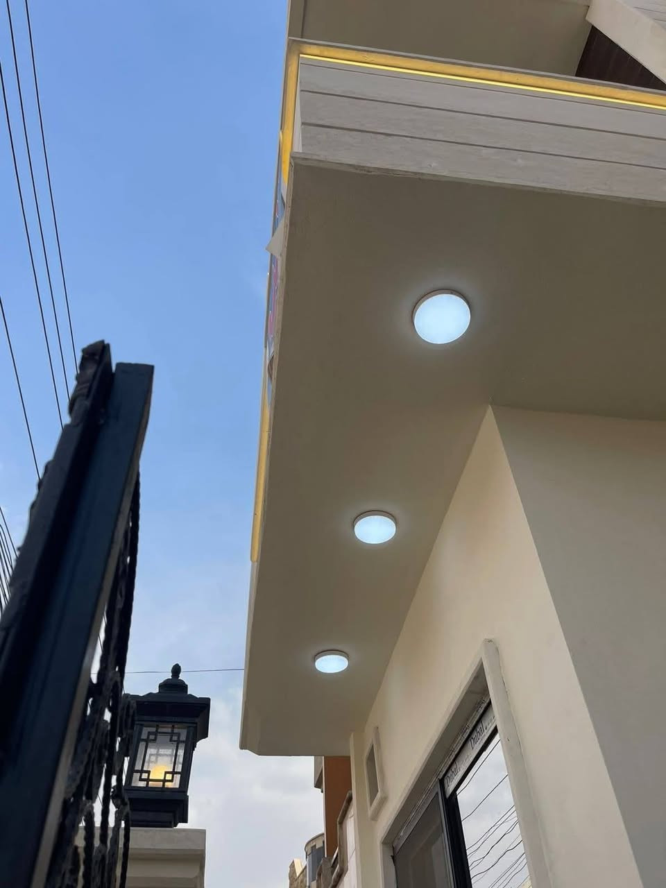دار للبيع 🏠 

الموقع 📍 حي الصديق الأولى.قريب من جامع المهيمن. 🕌

المساحة.  115 متر ✳️. واجهة 6 ❇️. 

بناء حديث زيرو تسليم فوري فارغ 🔑 

شارع تبليط 🛣️ 

اتجاة الدار شروق 🌞 

تفاصيل الدار 👉. طابقين كاملة ✅ 

الطابق الارضي مكون من /غرفة نوم /هول مفتوح على الاستقبال/ مطبخ /صحيات /كراج /مناور ✨ 

الطابق الثاني مكون من/ غرفتين نوم/ هول/ صحيات/ بيتونة/بلكونة ⭐ سطح كاشي ⚡ 

نظام دكتات وسبالت ⚡ سقوف ثانوية جبسن بورد الطابقين كاملة ✅ واجهة حلان ✨

كما هو موضح بل الصور 📸  للاستفسار اكثر عن العقار الاتصال على الارقام التالية 👇 

***********📱

***********📱

***********📱

مكتب السماك لتجارة العقارات 👉. عنوان المكتب 📌 حي الصديق بعد مرطبات البحرين سائدين الصديق الرئيسية مقابل مدرسة  العقول المبدعة الأهلية 👉
