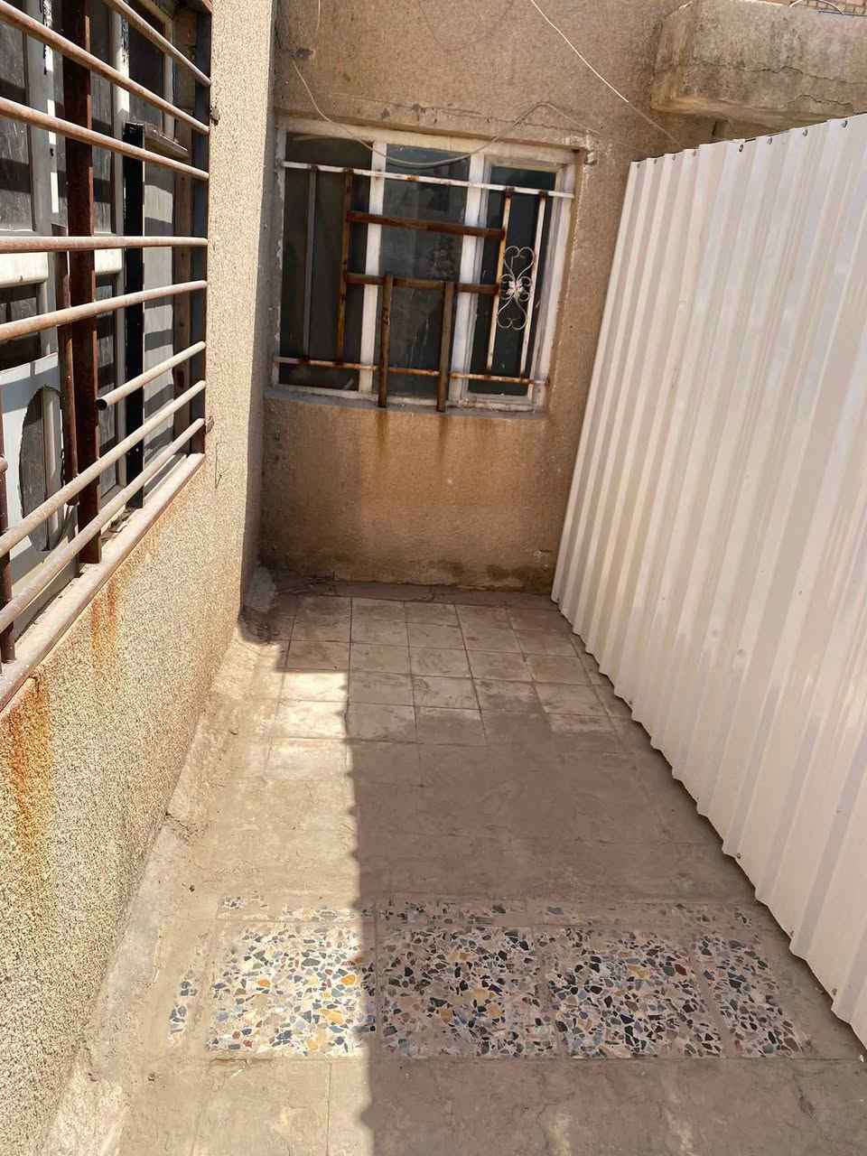 السلام عليكم طابق اول 
اعظمية ساحة عنتر خلف الجندول 
شقة مفصولة هول كبير وغرفة نوم كبيرة مطبخ حمام سطح صغير 
كهرباء  مفصولة ماء مفصول 
موقف خاص للسيارة مقابل باب الشقة 
عائلة نفرين او ٣ 
٧٠٠ الف للشهر الواحد 
للتواصل *********** واتساب
