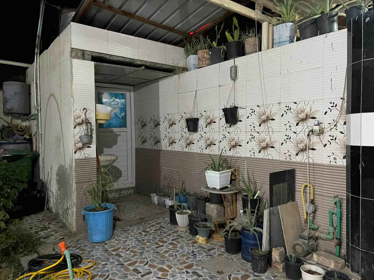 سلام عليكم 

بيت للبيع  في شارع 80 نجف قرب ميزانيه وبلنص رائد يبعد عن شارع 100 م  

مساحة الدار  225 متر طابو صرف  باسمي البيت 

البيت طابقين  

• الطابق الاول 

1- صالة ضيوف 
2- هول  مفتوح  
3- مطبخ 
4- غرفة نوم عدد 1 
5- مجمع صحيات 

•الطابق الثاني  

1- سويت كامل يتكون من ( غرفة نوم + صالة + مطبخ + مجمع صحيات ) 

2- غرفة نوم 
3- غرفة مخزن 

البيت نظيف  وموضح كلشي بالصور  وجاهز
يحتوي على حديقة وكراج  للسيارة + مجمع صحيات خارجي   

للاستفسار تواصل دايركت او الاتصال 
***********
