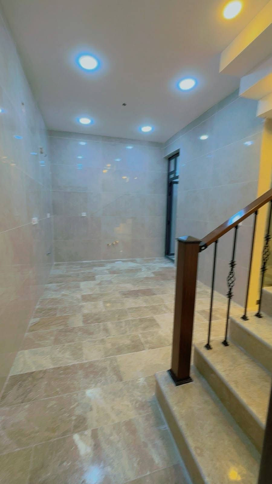 سلام عليكم مشتمل  عدد ( 1)50 متر للبيع ركن 🏡
دار واحد ركن
 واجهه 5
نزال 10متر 
بناء حديث درجه اولى 
يحتوي على صاله ومطبخ وحمام 
الطابق الثاني
غرفتين نوم.  حمام. عدد 2
طابق الثالث غرفه نوم وسطح 

العنوان :: الامن الوطني مقابيل شقق حي الصدام السكني السعر خاص رقم الهاتف ***********
