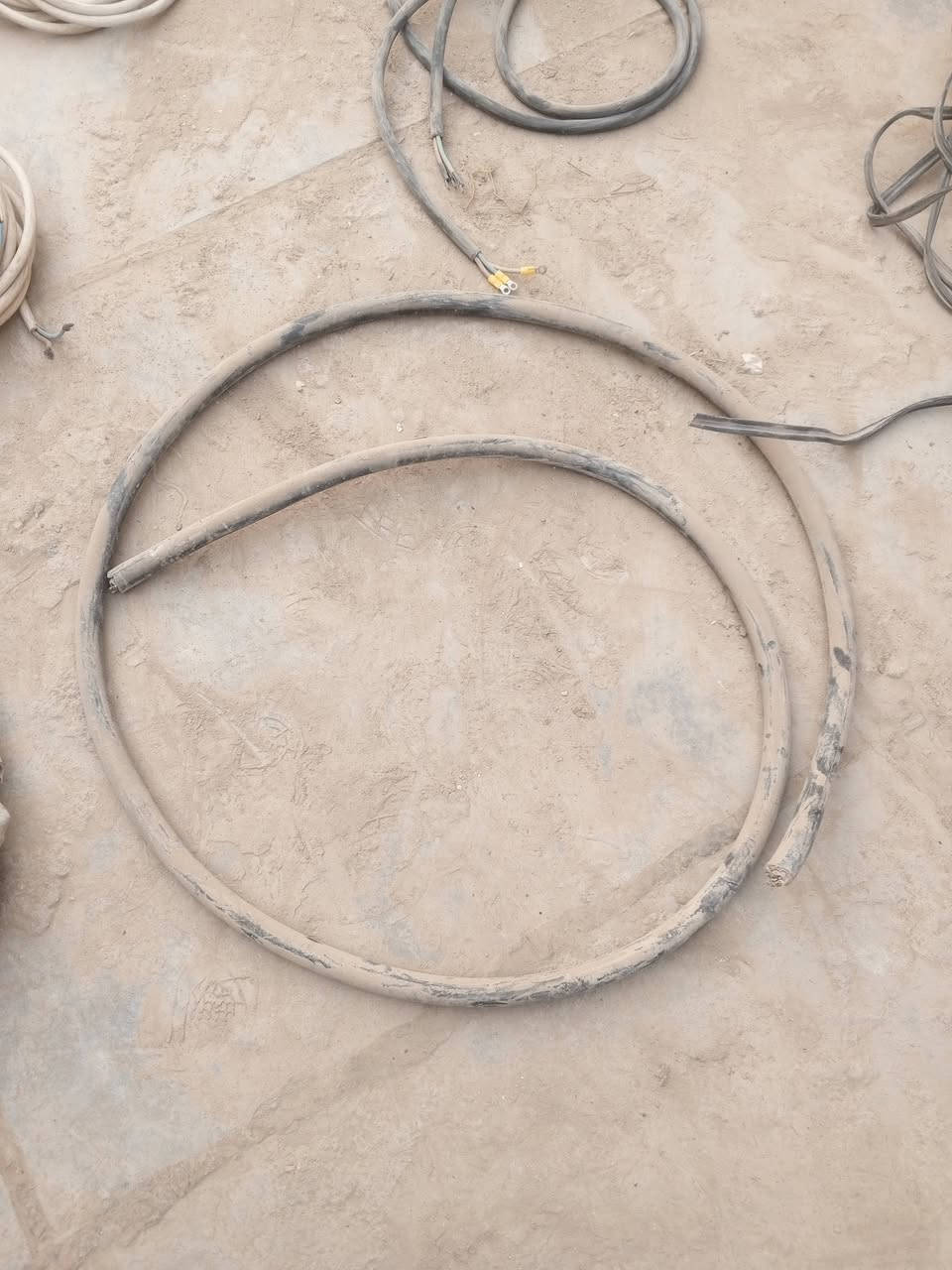 مجموعه كيبلات ثري فيز وسنكل فيز كيبلات كيزر وكيبلات سبلت نضيفات على الفحص كلمن وسعره ***********
