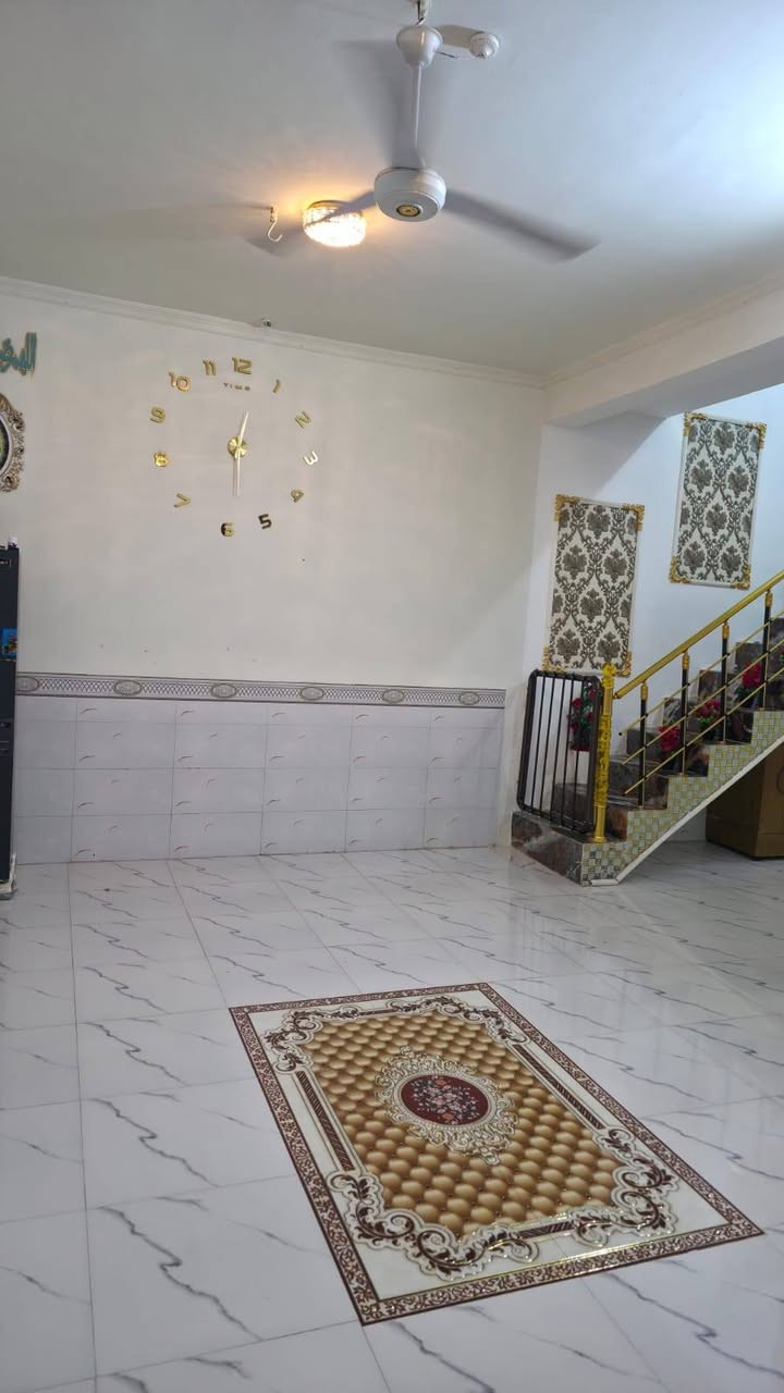 بيت للبيع مساحه 175م وجه 8م حي الشهداء مومن قريش قرب القاضي سعره 100مليون لتراصل ***********
