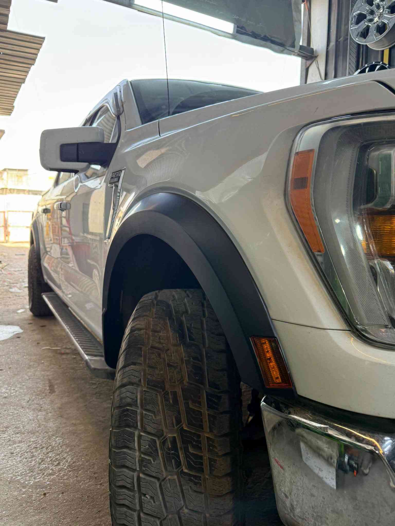 فورد F150 موديل 2021 
🔹تركيب تخم نفخات رابترا 
🔹تركيب سكوب بنيد رابترا R
🔹تركيب هوك سحب خلفي ثقيل 💪

📍📍العنوان ::👇
‏‎بغداد _شارع فلسطين _مقابل محطة وقود باب المعظم  و الاسواق المركزية مال مستنصرية 
داخل الفرع اول كراج على اليمين‎
مركز تراكات العراق 🇮🇶 

متواجدين كل ايام الأسبوع عدا يوم الجمعة  من الساعة التاسعة صباحاً وحتى الساعة السابعة مساء 
‏‎
‏‎يوجد توصيل لجميع محافظات العراق 🇮🇶  يرجى الاتصال خلال اوقات الدوام 
***********
***********
📍موقعنا مثبت على خرائط كوكل و ويز👇
استخدم Waze للقيادة إلى Baghdad - بغداد: https://waze.com/ul/hsvztdruvs

نص مكتوب في الصور:
- تركيب سكوب بنيد رابترا
- تركيب نفخات رابترا
- تركيب هوك خلفي
- مركز تراكات العراق
- تركيب سكوب بنيد رابترا R
- تركيب هوك سحب ثقيل