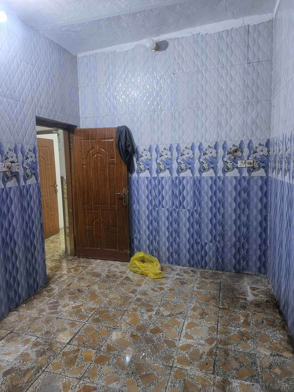 بيت للايجار
المساحه 150متر
عنوان  عواشه شارع دوريات 
يتكون: من ثلاث غرف نوم و استقبال ومطبخ و صحيات و صاله و طرمه. 
مثل ما موضح بتصوير
 الايجار الشهري 600الف .
 الاستفسار ‏‪***********‬‏
