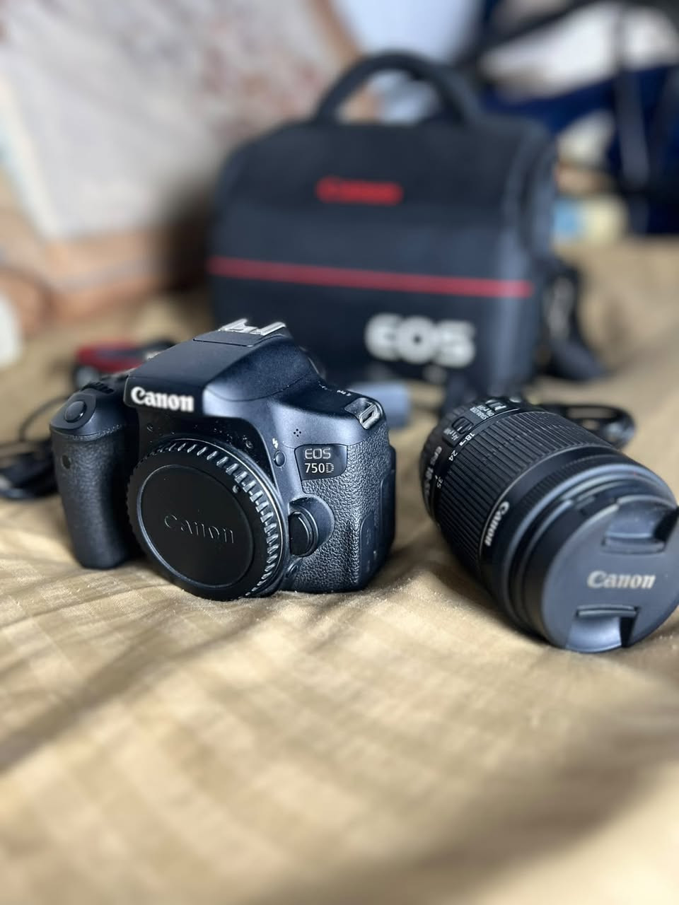 كانون 750D • 24.2 ميگابيكسل • شاشة متحركة