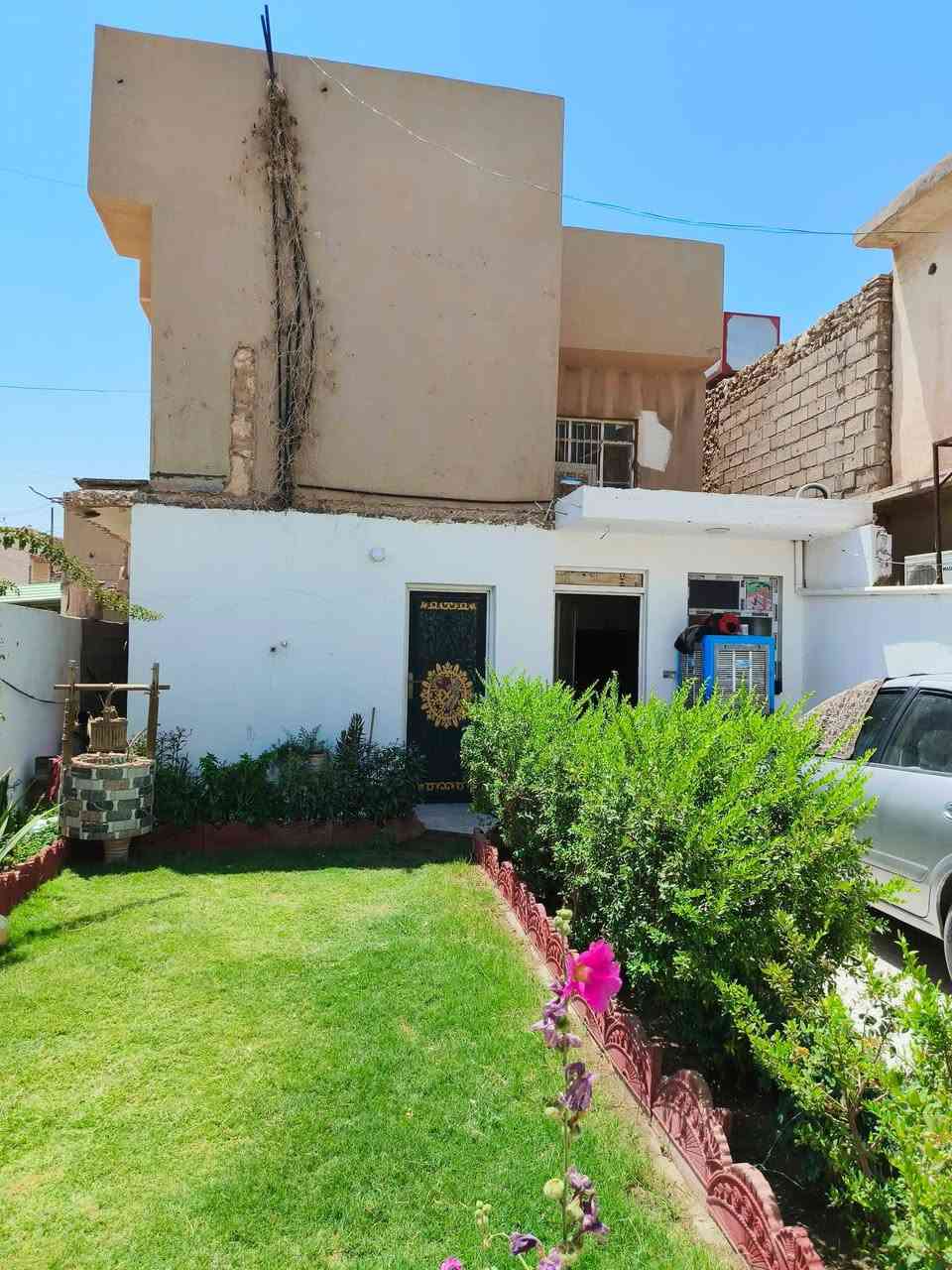السلام عليكم بيت بناء قديم يعتبر قطعه طابو صرف  المساحه ١٨٦ متر طابقين غرفتين فوك غرفه جوه هول مطبخ البيت جان مساحته ٣٧٧ انقسم ٢ ورممته ورتبته بس الواجهه ماشتغلته 🙃 حديقه ٤ب٨ طرمه ١٠ ب٤ المكان الثيله الفرع الخلف مدينة العاب شارع ١٧ مباشرتا السعر ١٦٠ وبي مجال قليل ***********
