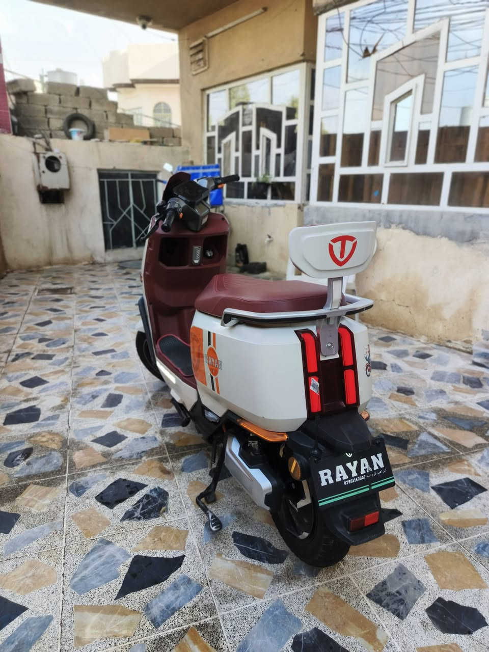 ريان وحش الكون تايلج VIP اللون المميز 
📋 المواصفات الكاملة:

​الاسم والماركة: وحش الكون F55 VIP.

​الموديل: 2026 (أحدث موديل).

​اللون: لونين مميز وفخم (أبيض كريمي وماروني/أحمر داكن) مثل ما واضح بالصور.

​المحرك/الملف: 2000 (قوة وعزم ممتاز).

​النظام: 3 مراحل تشغيل + قفل ستيرن للأمان.

​الملحقات: بصمات عدد (2) وسويجات عدد (2).

​البطاريات: طقم 6 بطاريات مسطرة نوع (گرافين) الأفضل والأطول عمراً، بقوة 38 أمبير / 72 فولت (مدى ممتاز).

​🔍 حالة الماطور:

​النظافة: نظيف جداً جداً "بدون جلوخ" أو خدوش، أخو الجديد.

​الاستخدام: مستخدم لفترة بسيطة جداً (بين 4 أشهر إلى 5 أشهر فقط).

​💰 السعر: للاستفسار، يرجى التواصل خاص.

​📞 للتواصل ومزيد من المعلومات:

​اتصال مباشر: ***********
