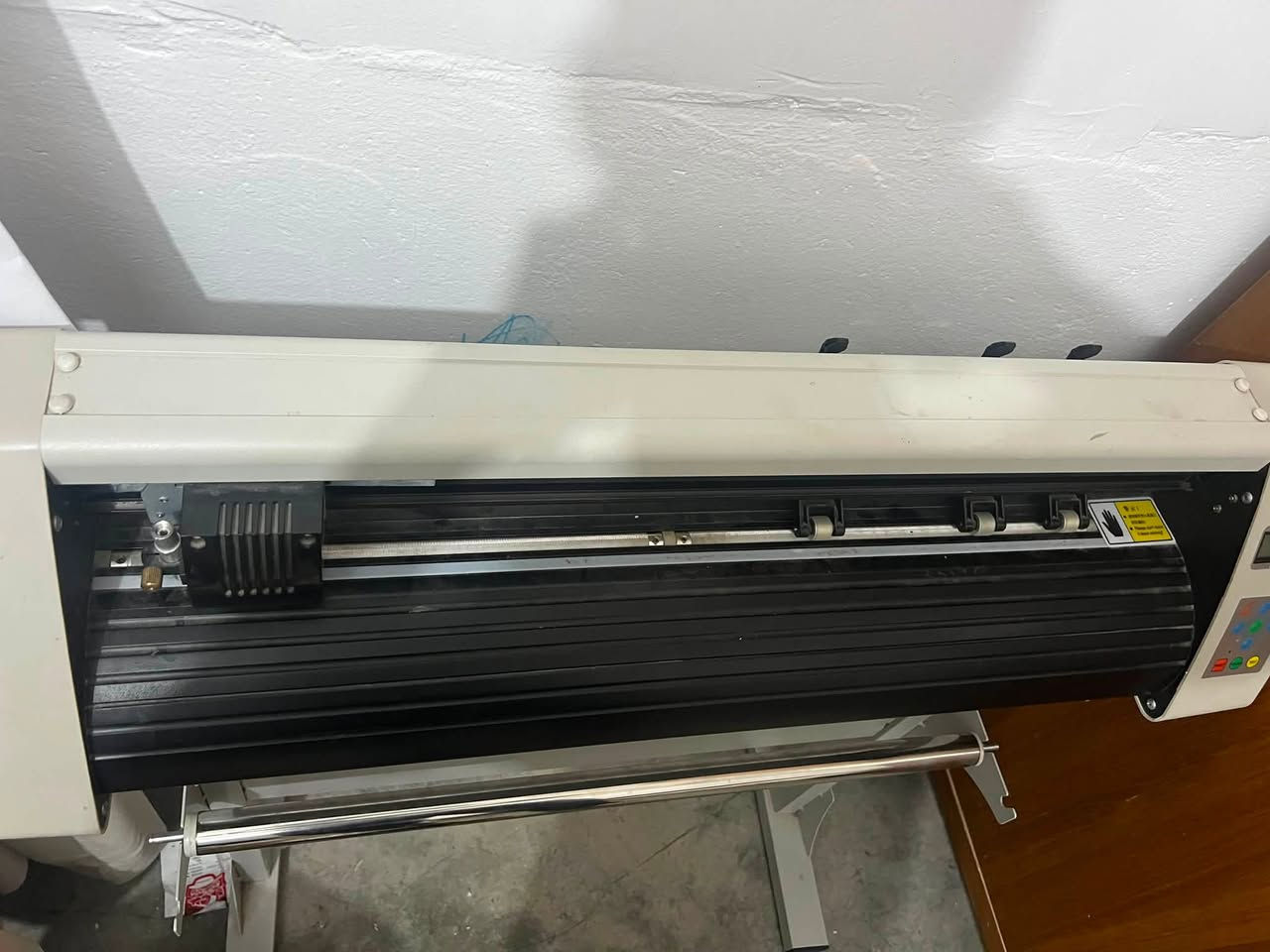 السلام عليكم 
(Plotter Cutter) للبيع جهاز قص استكرات
الجهاز جديد استخدام قليل 
والفينيل والإعلانات.
يصلح للمطابع ومحلات 
السعر:خاص 
العنوان الانبار راوه 
رقم ***********
