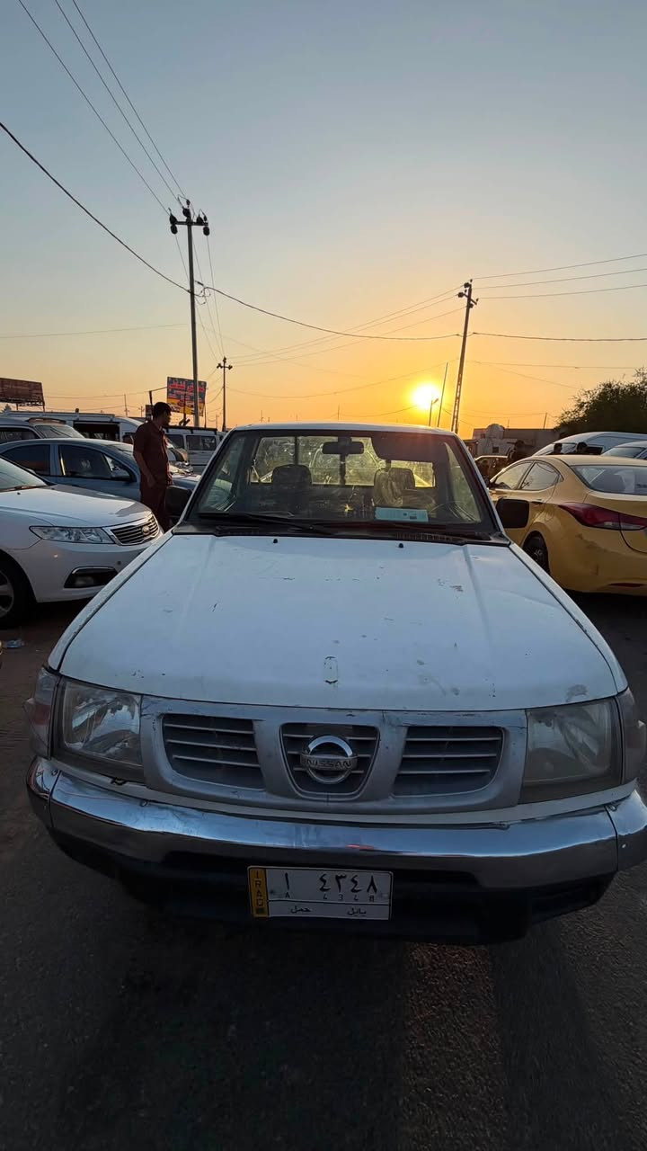نيسان ٢٠٠٢ للبيع مكينة كير كفالة
رقمها بابل وراعيها يريد مداور تشتري شرط مداور 
السيارة كاملة وصبغ بيها تلحيضات بسيطة شاصيها مكفول وكشرها مكفول 
سعرها ٧٢ ورقة ومجالها بسيط
***********
