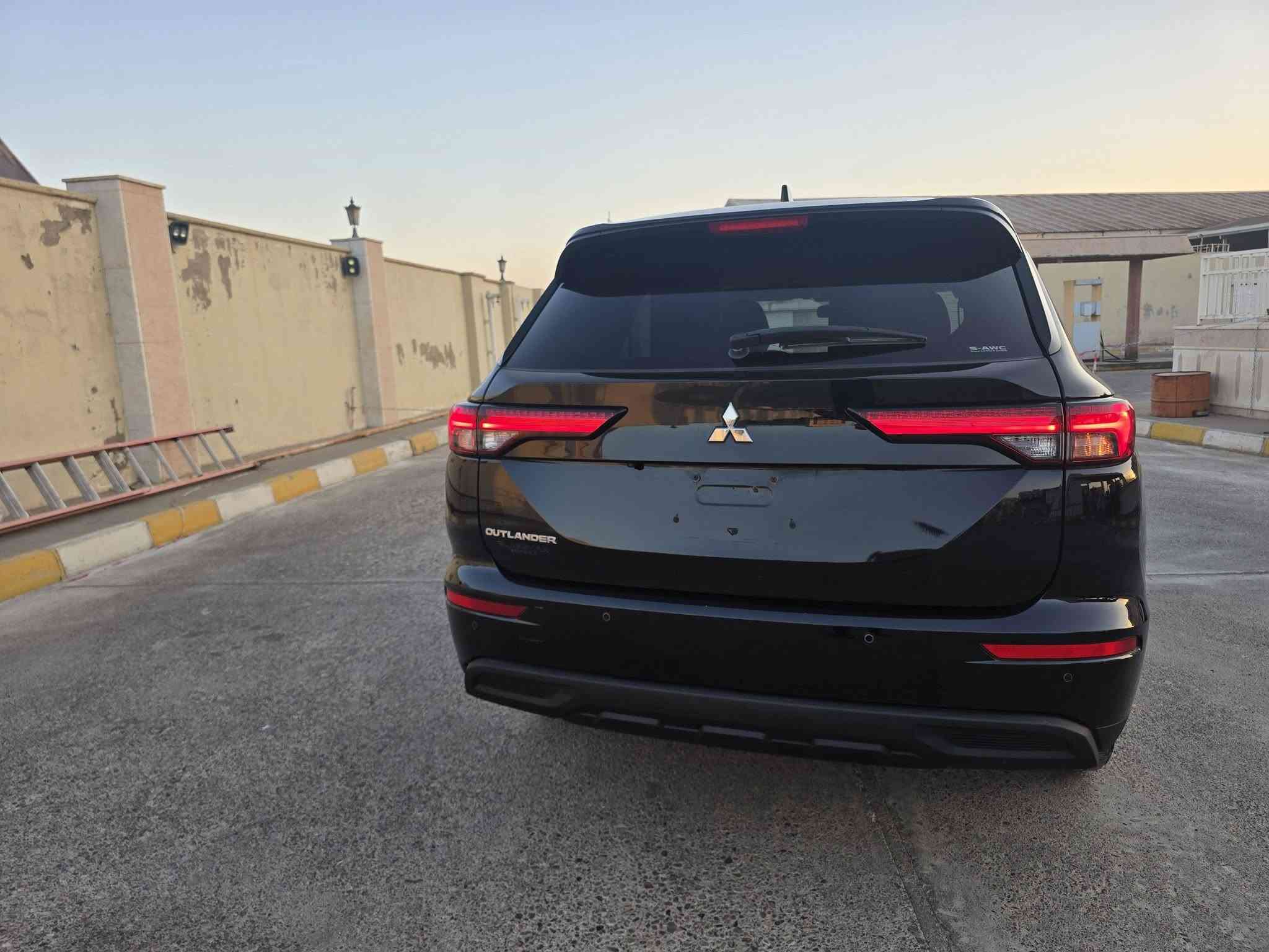 ئــــــوتلاندەر  2024 
دەبل اکصل AWD
رەنگی رەشــی  قەطران
ئەمریکی
7 نەفەری 
موســــفات ES
یەک عەلامەت لەسەر شاشە نیە 
رادار
حساس
کامیرە 
بەسمە
شاشە ئایپاد 
برێک کارەبای
ئوتو هولد
دەعمی زور کەمە تەنها چملاخی لای سایق سبوخ
هەردوو پەرەشوتی سکان و دەشبول تەقیە ئەویش پرشوتی شریکە دایناوە و سیستەم کرایە 
تەنها 31 هەزار مایل رویشتوە 
وێنەی دەعمیش دامناوە
رقم تلفون کورەک واتسئــــاپ ***********
شوێن ـ ئـــــاکرێ
ســــــــــــعر : 180 وەرەقە ومجال 
رقم شاسی 👇👇
JA4J4UA81RZ003772
