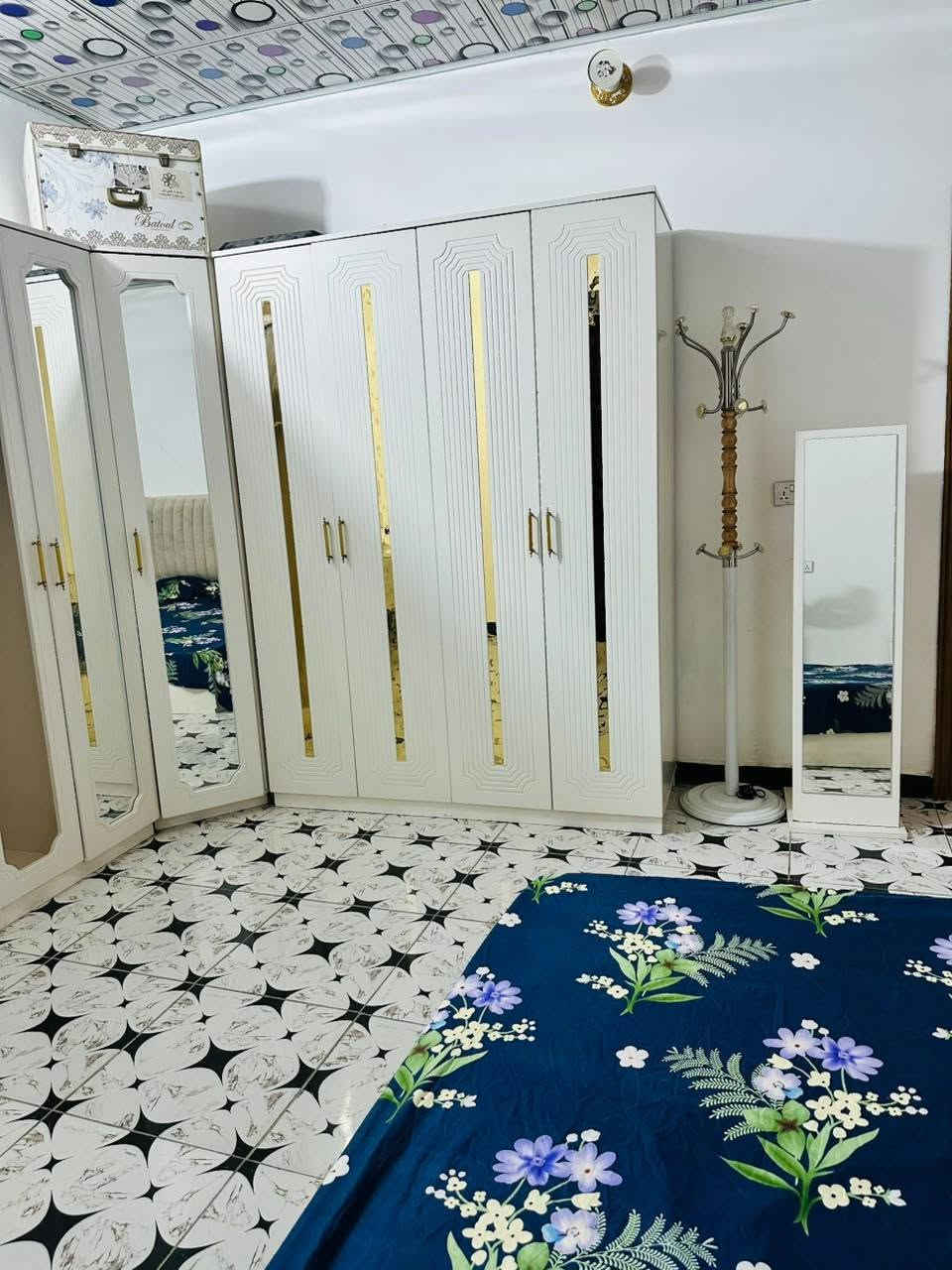 غرفه تركي للبيع مشتريه قبل سنتين ونضيفه نقصها بس امرايه وحده سعرها ٤٠٠ نضافتها ٩٠% مكاني كربلاء حي نصر 
***********
***********
