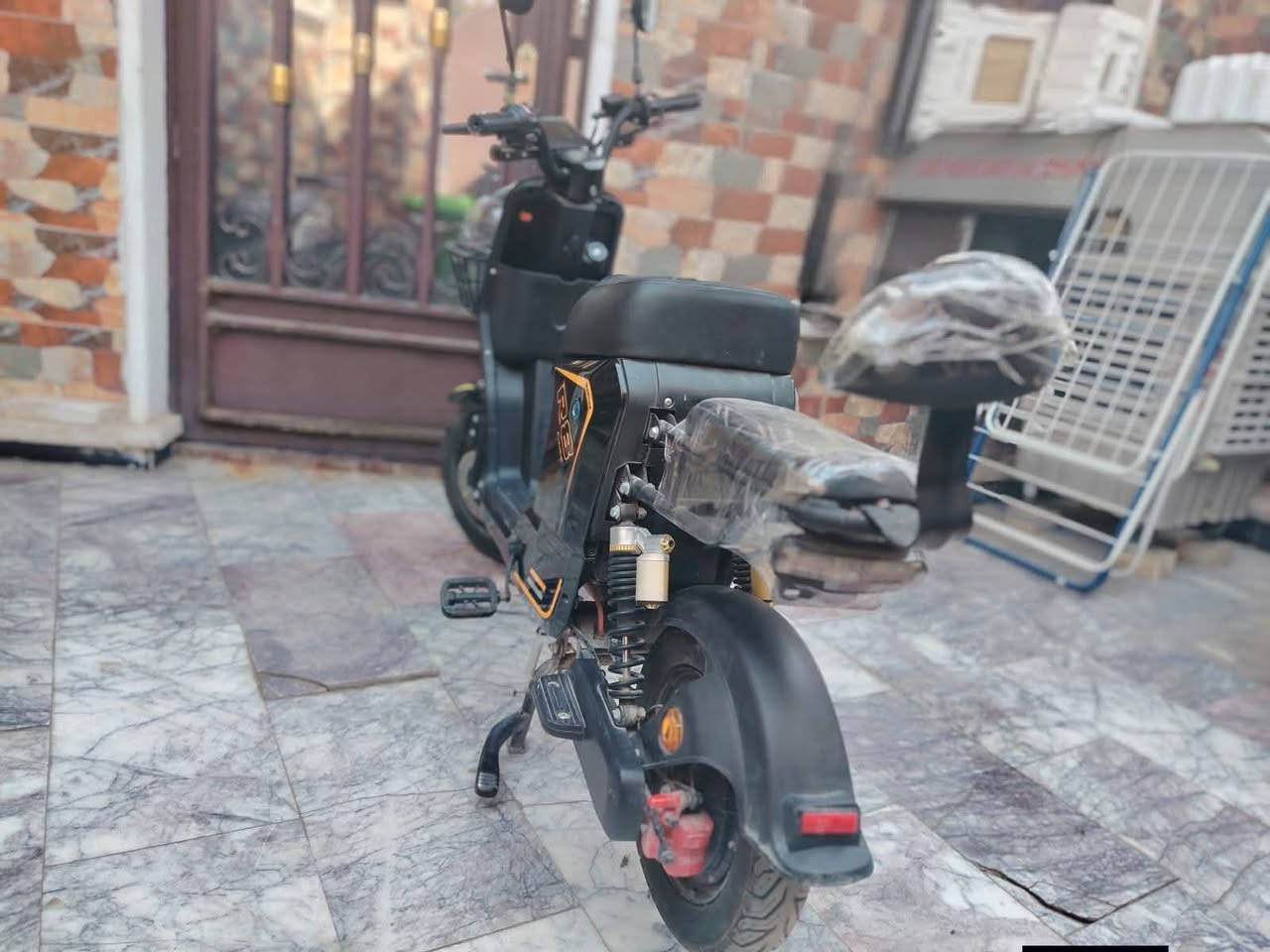 R8 • ٥ بطاريات • مع الشاحنة