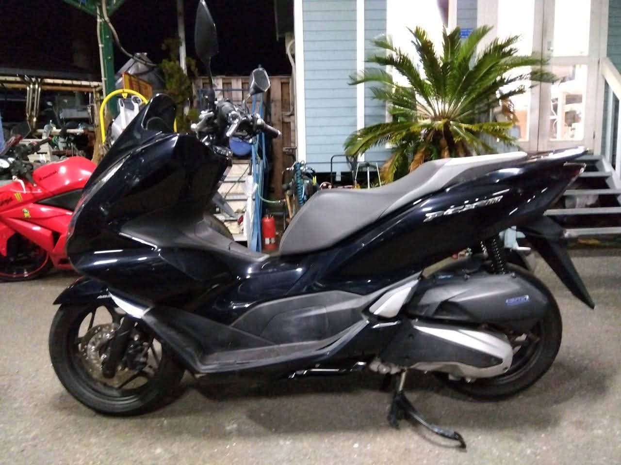 سلام عليكم pcx جيل رابع محرك 160  ياباني KF 

مكفوله كفالة عامة صور مزادها كدامك 

مغلفه ppf البجم وترايش  وبيها منضومه كامرات وخزن وجهاز فولتيه مال ناريه وبيها تدفئه دراجه فول ABS 

بيها محرك يشك الكاع وجديده دراجه كتلوكتها كامله مال شركه ومنفيس 
سعرها مناسب شراي يتصل ويدلل 
مكاني بغداد ***********
