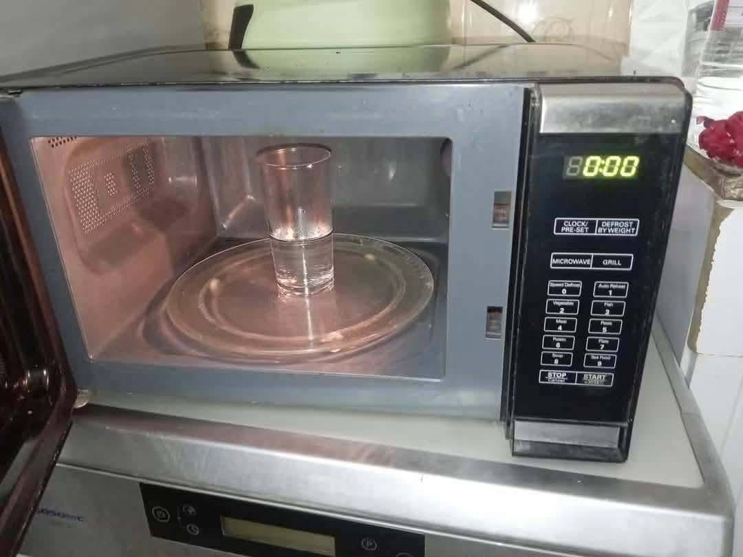 اغراض منزليه نظيفه للبيع تواصل خاص فقط مع ارسال الصوره المطلوبه
ماااتواجد تعليقات.

نص مكتوب في الصور:
- الجي ٢٨ قدم نظيفة جدا