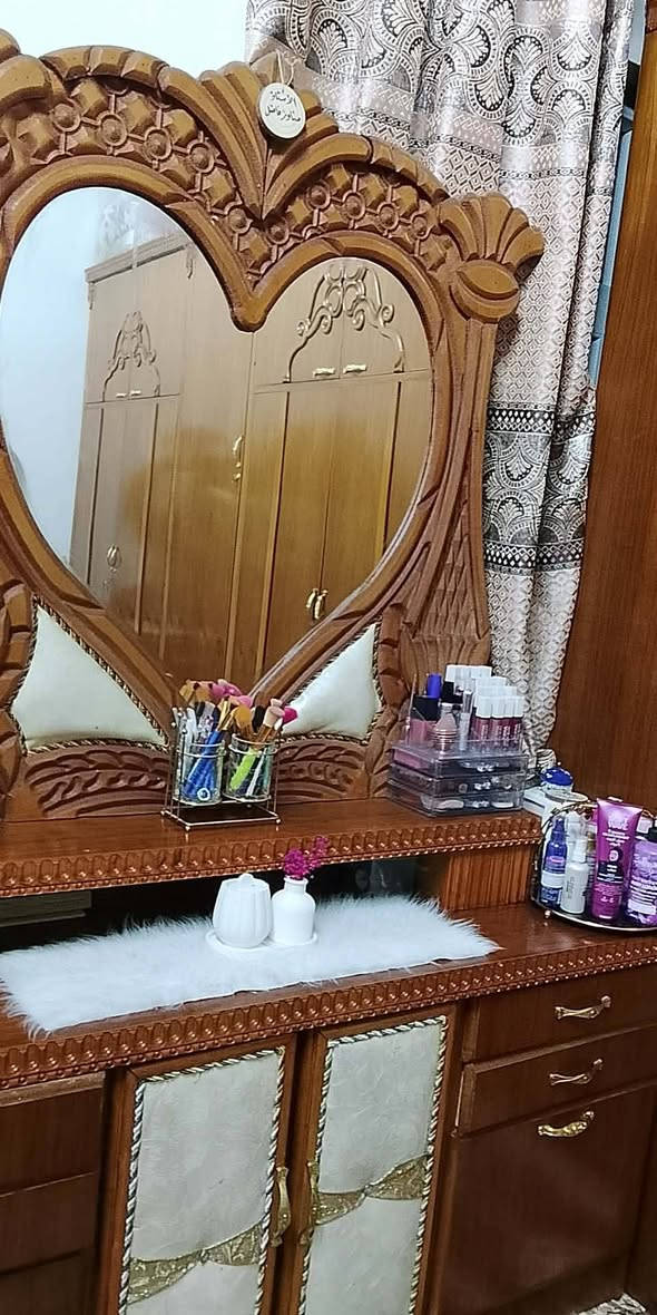 غرفه للبيع خشب ثقيل مابيها اي كسر نضيفه كلش السعر 700 وبيها مجال ***********
