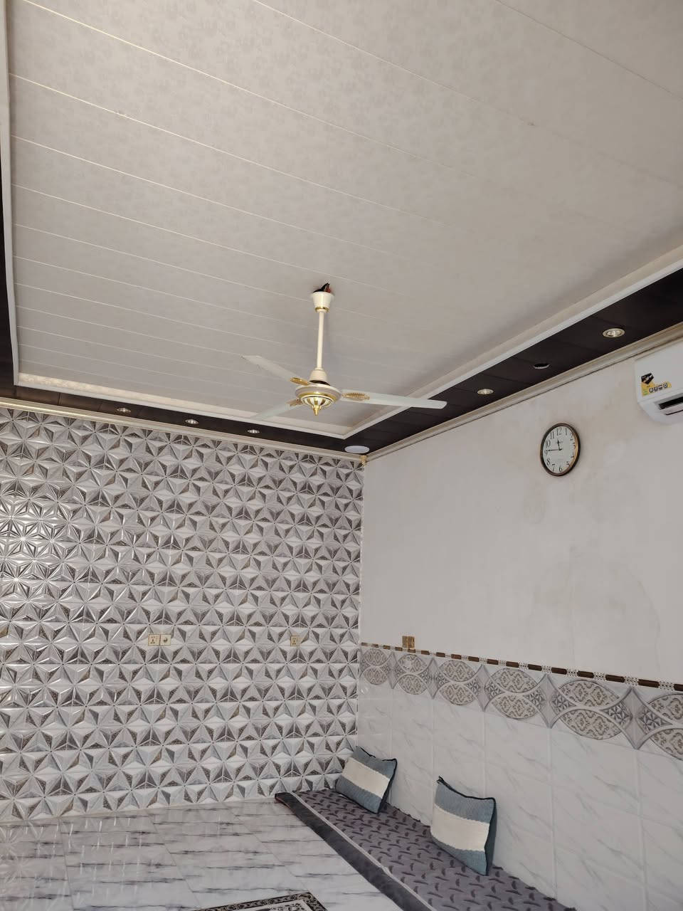 من رخصت الادمن المحترم بيت 180 متر طابقين الجوه كامل غرفتين صاله كبيره استقبال مطبخ خدمات اما الطابق الثاني بي نواقص السقف مال طابق الثاني سندويج ويراد ترتيب البيت موقعه حلو المسيب خلف شيش الحاج فاضل الغانمي مقابل البانزيخانه الميقات السعر 65 وبي مجال قليل ***********
