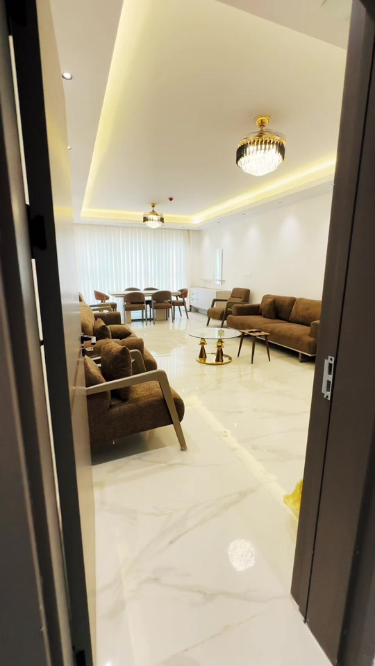🎥 تفاصيل شقة مؤثثة للإيجار في مجمع النسيم السكني 🏡✨ شقة راقية ومتكاملة، مناسبة للعائلة وتفاصيلها تستحق المشاهدة للنهاية 👌 ▫️ 4 غرف نوم ▫️ 3 حمامات ▫️  ولوندري ▫️ مطبخ وبالكون  ▫️ صالة واسعة ▫️ هول داخلي ▫️ تأثيث راقٍ وجاهز للسكن 📍 مجمع النسيم السكني شوف التفاصيل بالفيديو واحكم بنفسك ✨ 📩 للاستفسار والحجز تواصل الان….. *  قسم البيع:  ***********  * قسم الإيجار: *********** #مجمع_النسيم #شقق_للايجار #شقة_مؤثثة #عقارات_بغداد #بوابة_كلكامش_العقارية
