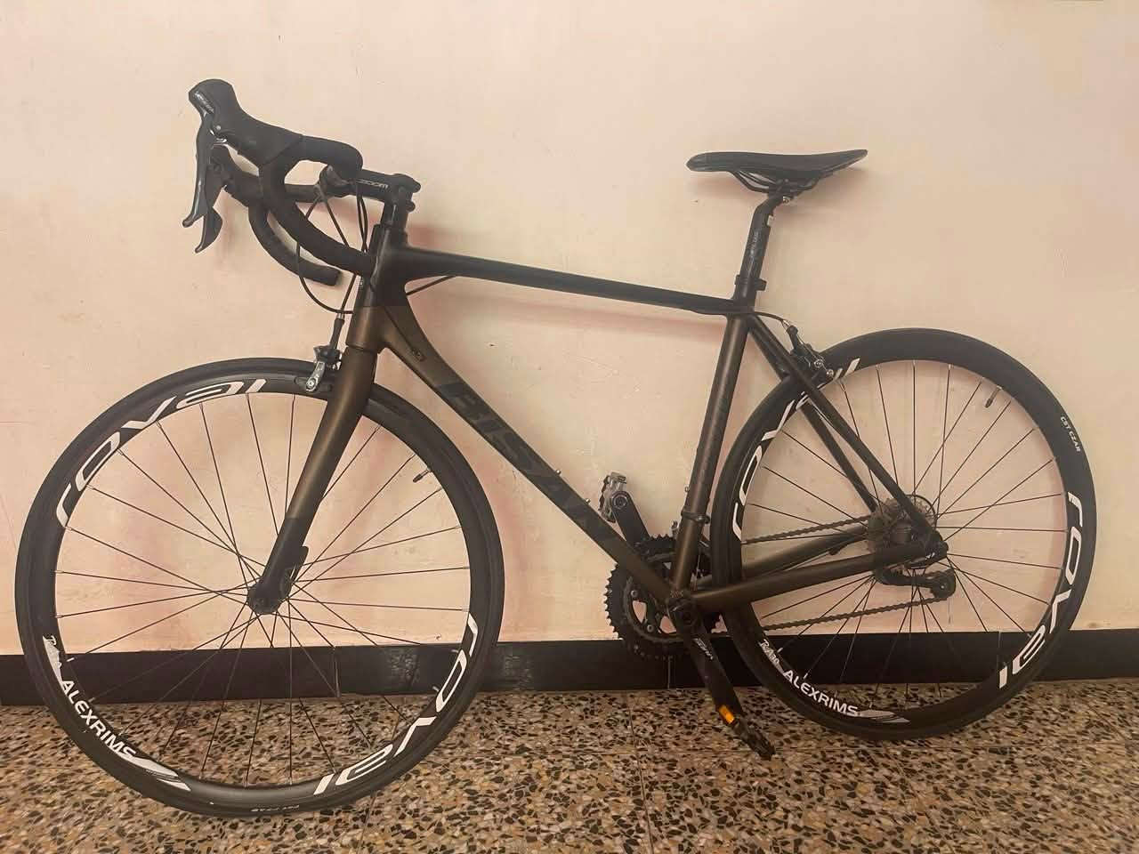 بايسكل Bisan للبيع
المكينه الكير البريكات من Shimano اللشه المنيوم
الماشه كاربون فايبر 
وزنه ريشة استخدام قليل جدا ويا اكسسواراته جنطه اضاءه وخوذه والردان من شمس مع نطارات 
سعر 700 الف مجال بسيط
بغداد الغزالية 
***********
