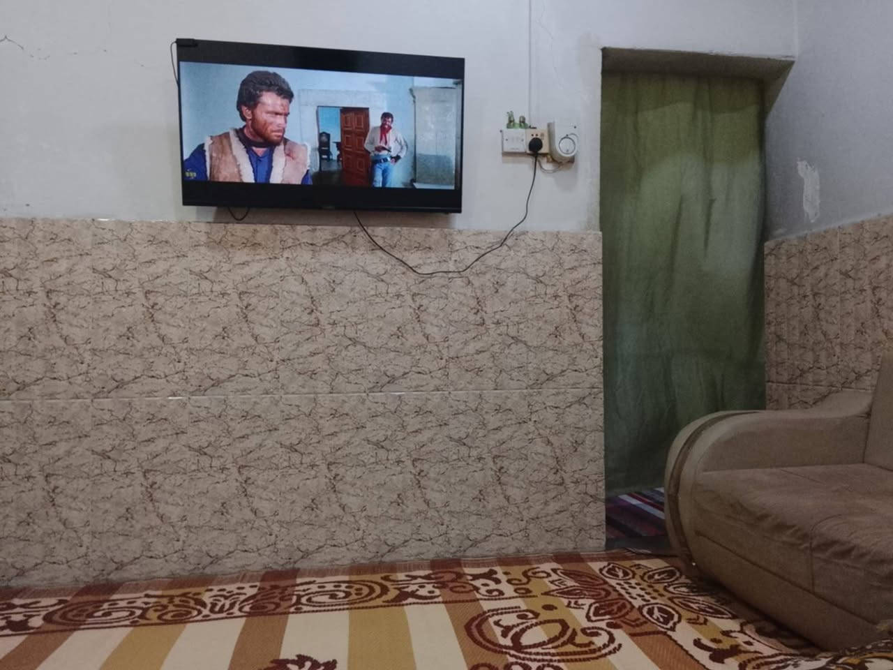 بيت تجاوز للبيع في حي العامل خلف الدفاع المدني مساحة 100 يحتوي على صالة وغرفة نوم ومطبخ وصحيات السعر 22 وبي مجال ***********

